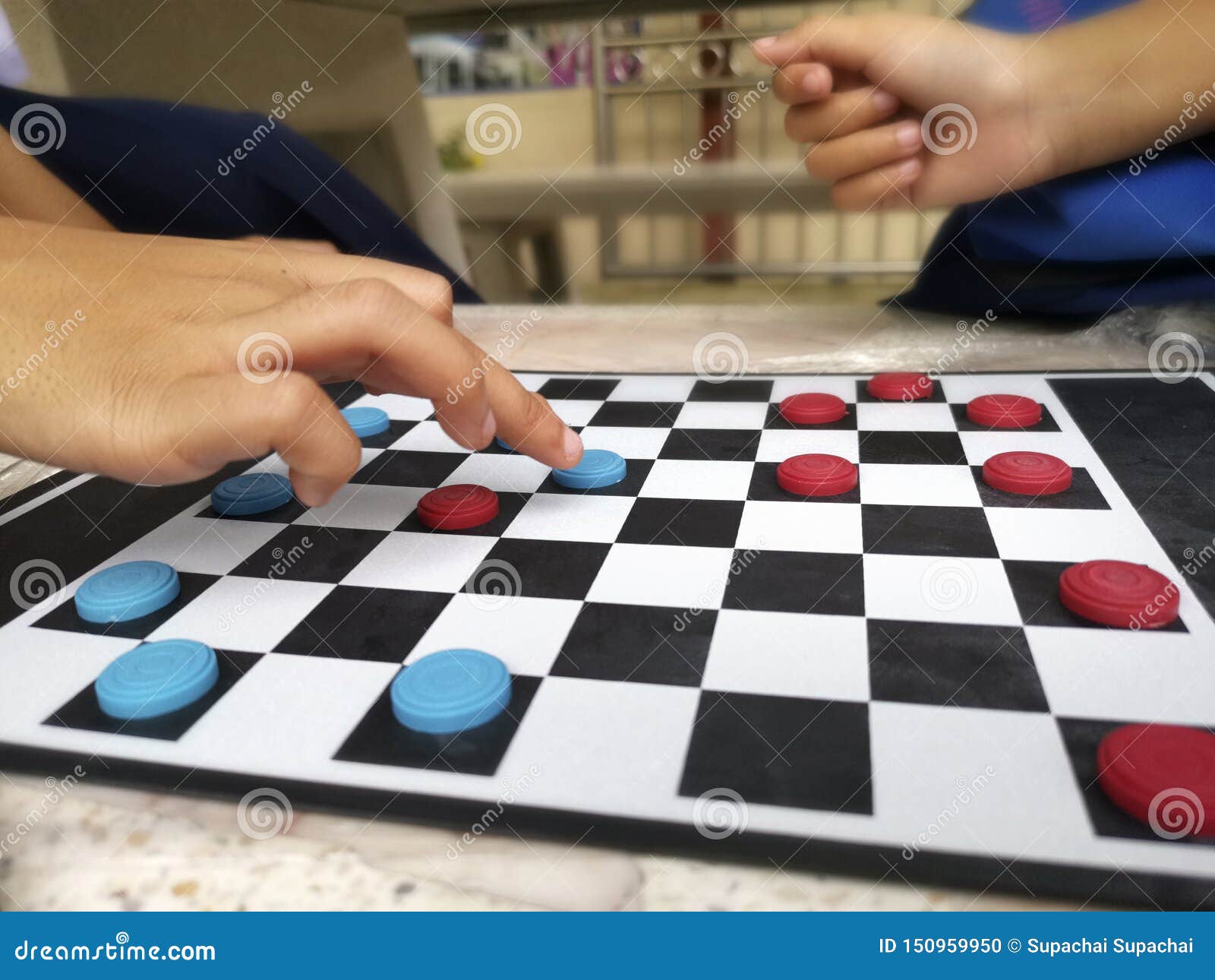 How to play checkers board game 