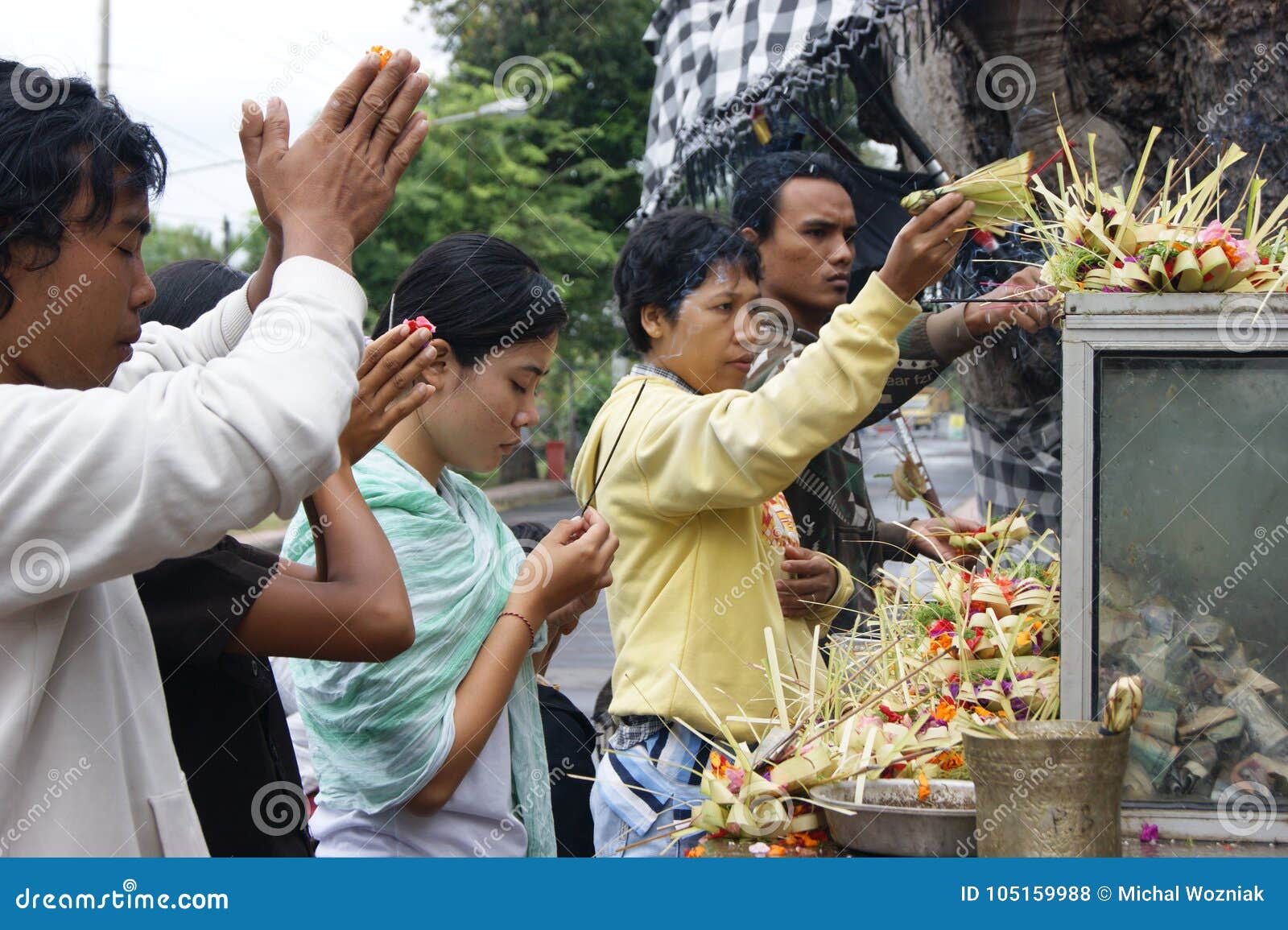 hinduism people praying