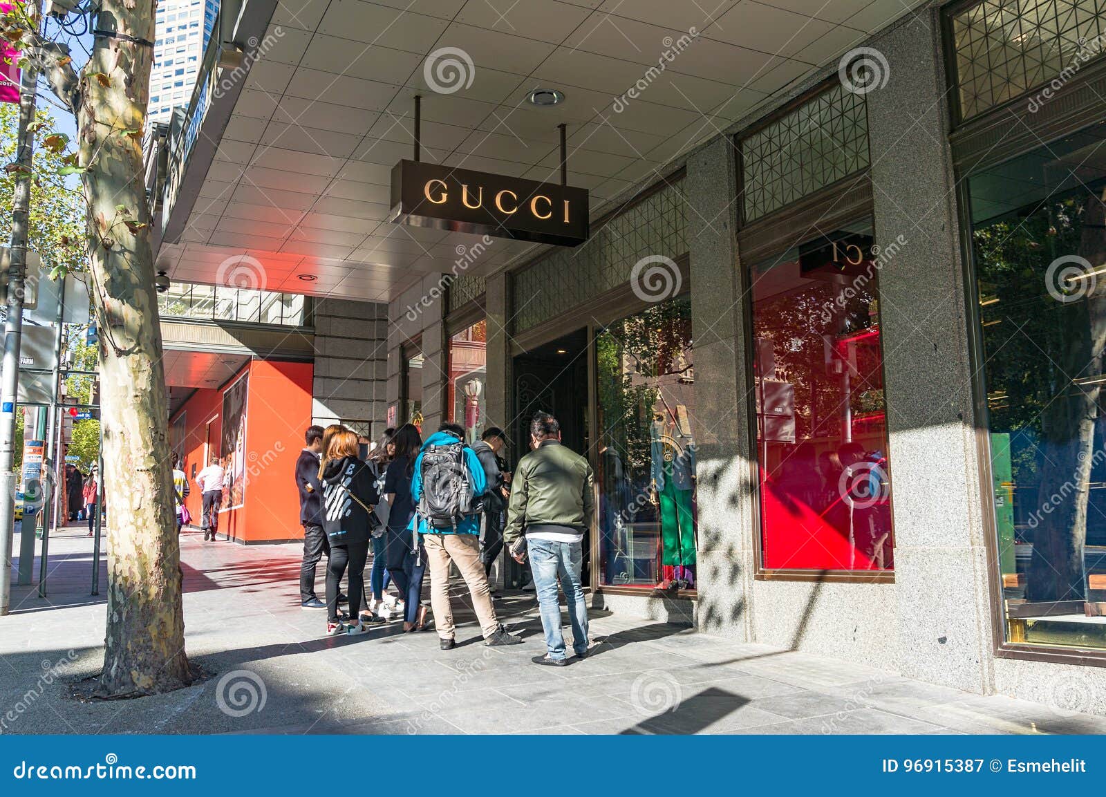 selv Påstand Forsendelse People Queuing in Front of Gucci Store in Melbourne CBD Editorial  Photography - Image of fashion, collins: 96915387