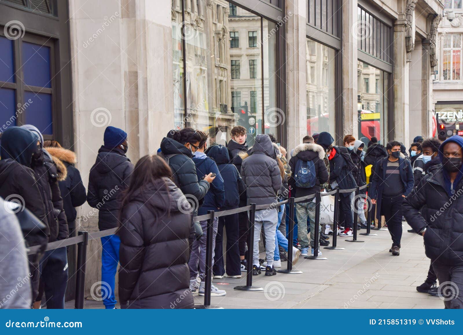 Todavía Perforar Min People Queuing Outside the Nike Store on Oxford Circus, London, UK  Editorial Stock Image - Image of shopping, regent: 215851319