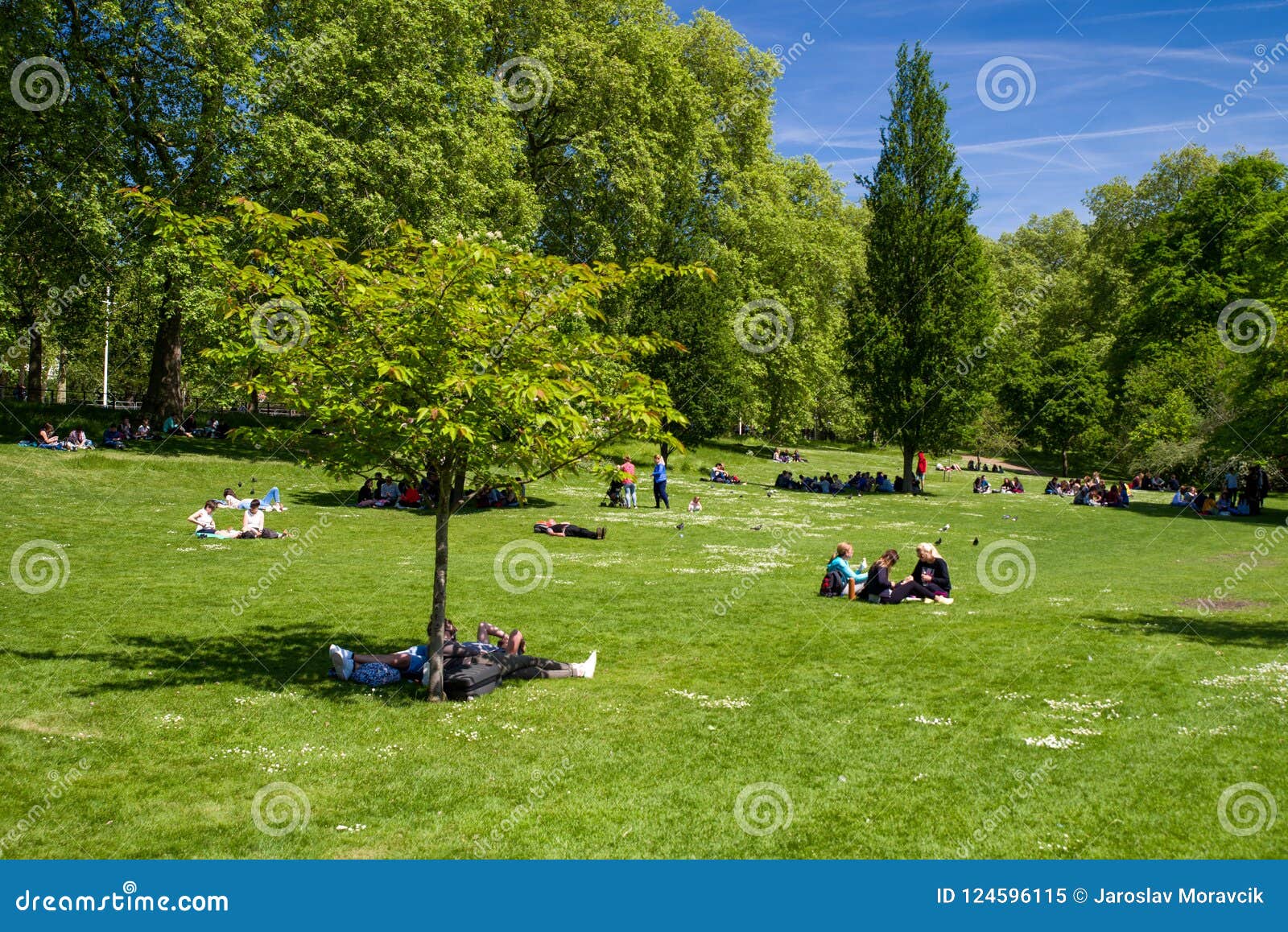 People Relaxing in St James`s Park, London Editorial Image - Image of ...