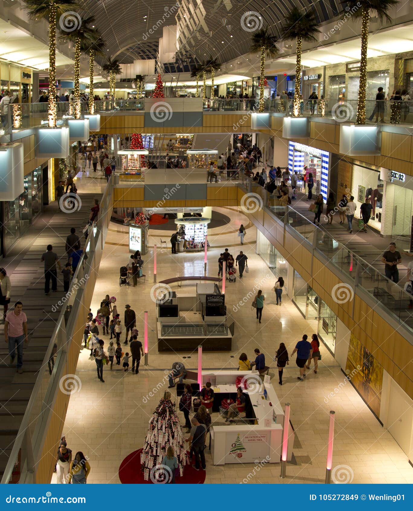 People Shopping on Holiday Galleria Dallas Editorial Stock Image