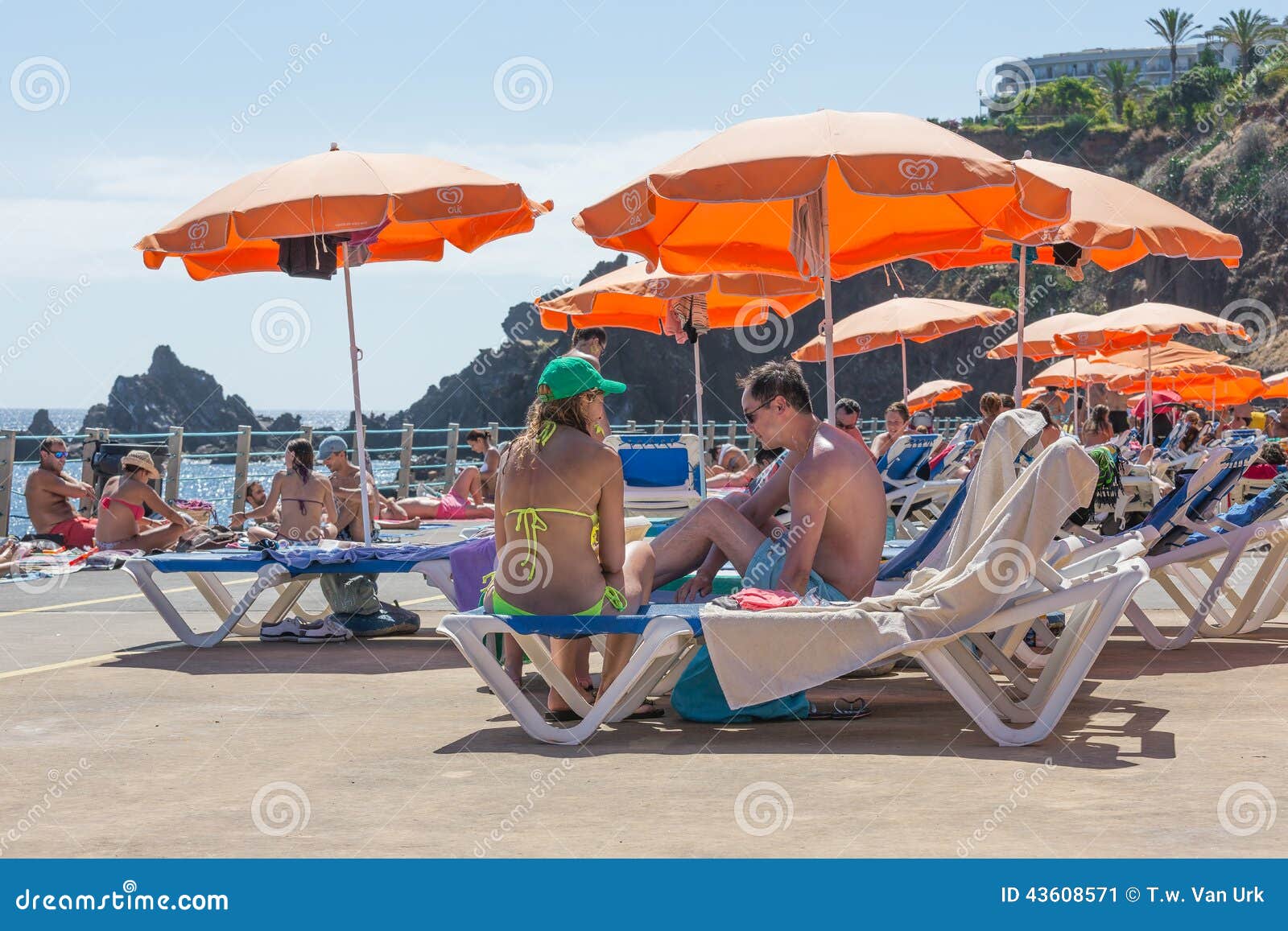 bijlage achterlijk persoon Beven People Sitting Under a Parasol at a Public Swimming Bath at Madeira,  Portugal Editorial Photo - Image of mediterranean, color: 43608571