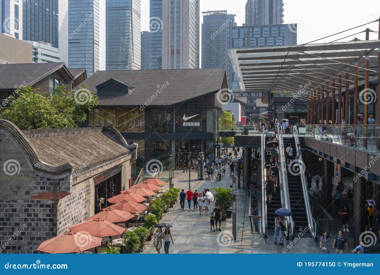 People at Taikoo Li Shopping Complex in Chengdu Editorial Image - Image of  office, open: 195774150