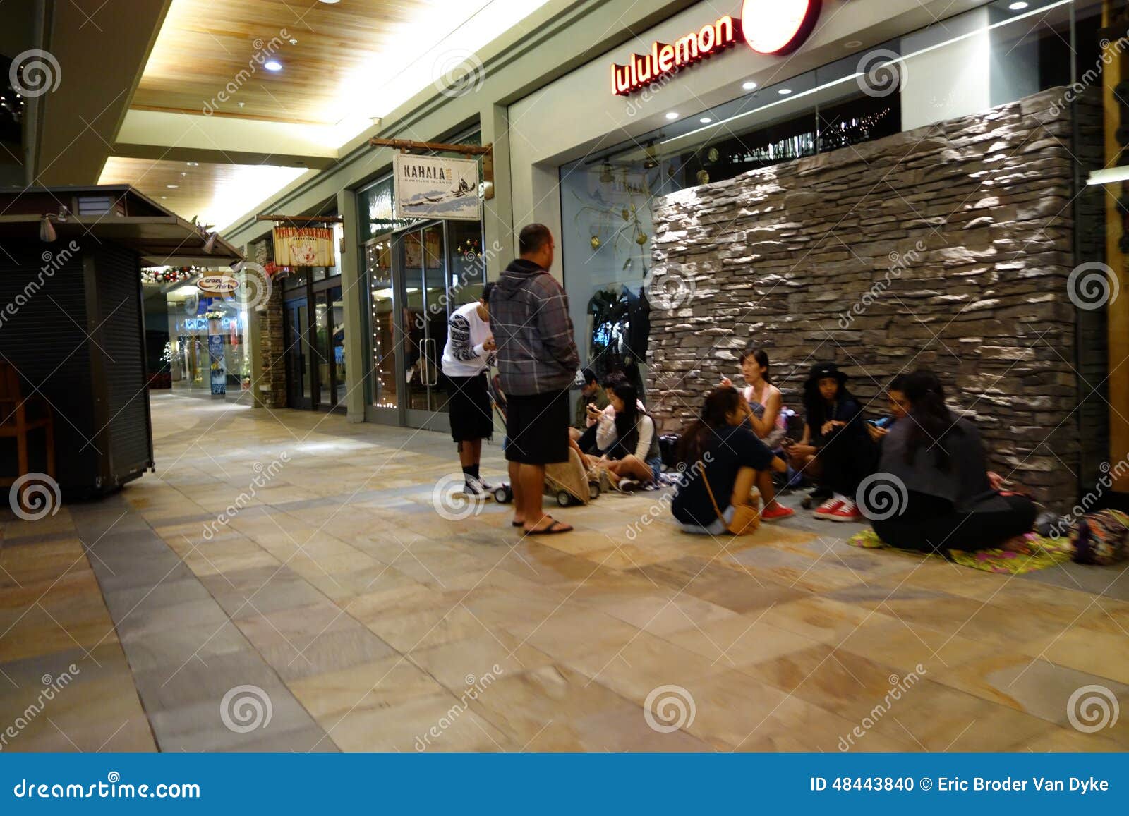 lululemon ala moana hours