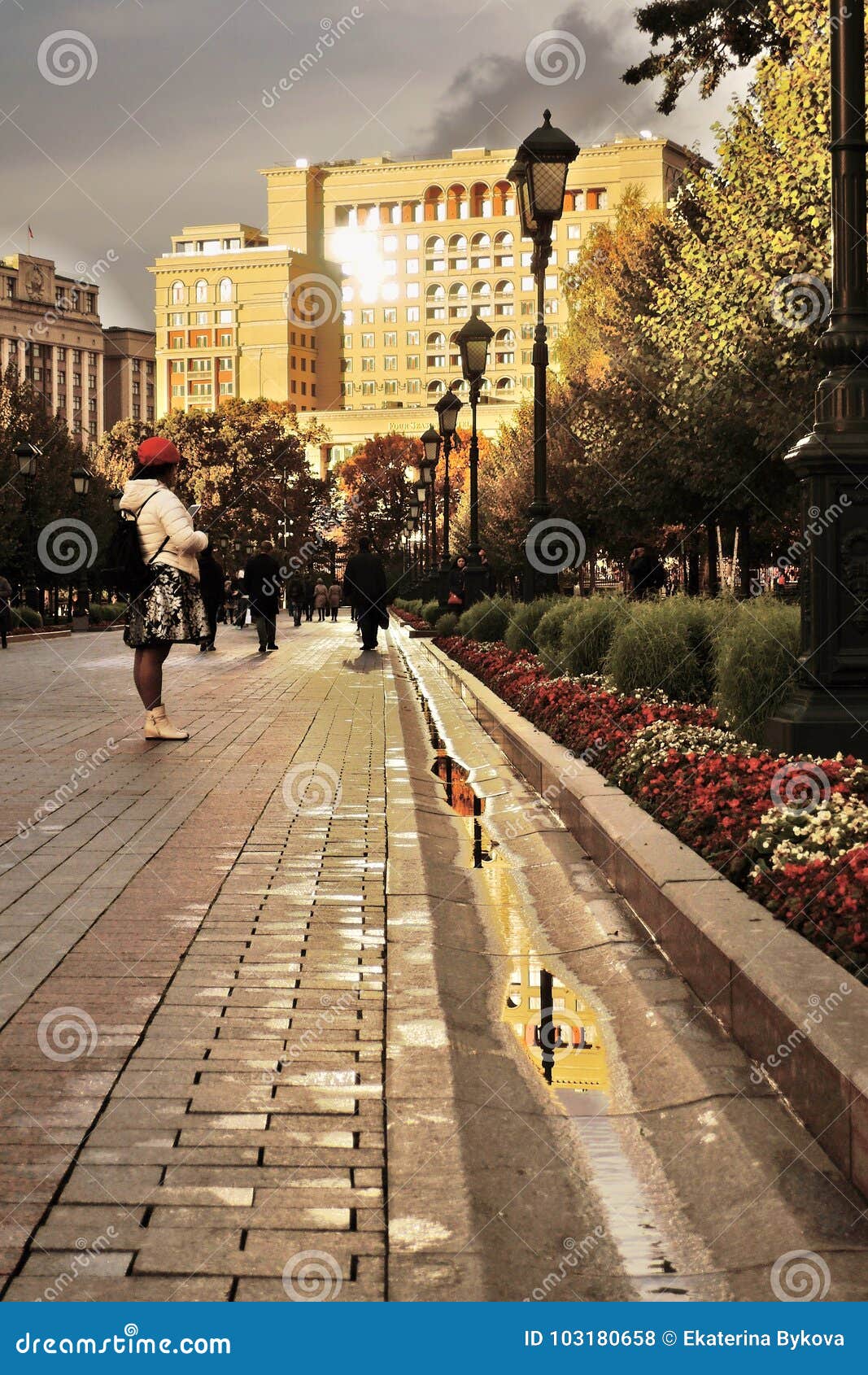 People Walk In Alexanders Garden Four Seasons Hotel Editorial