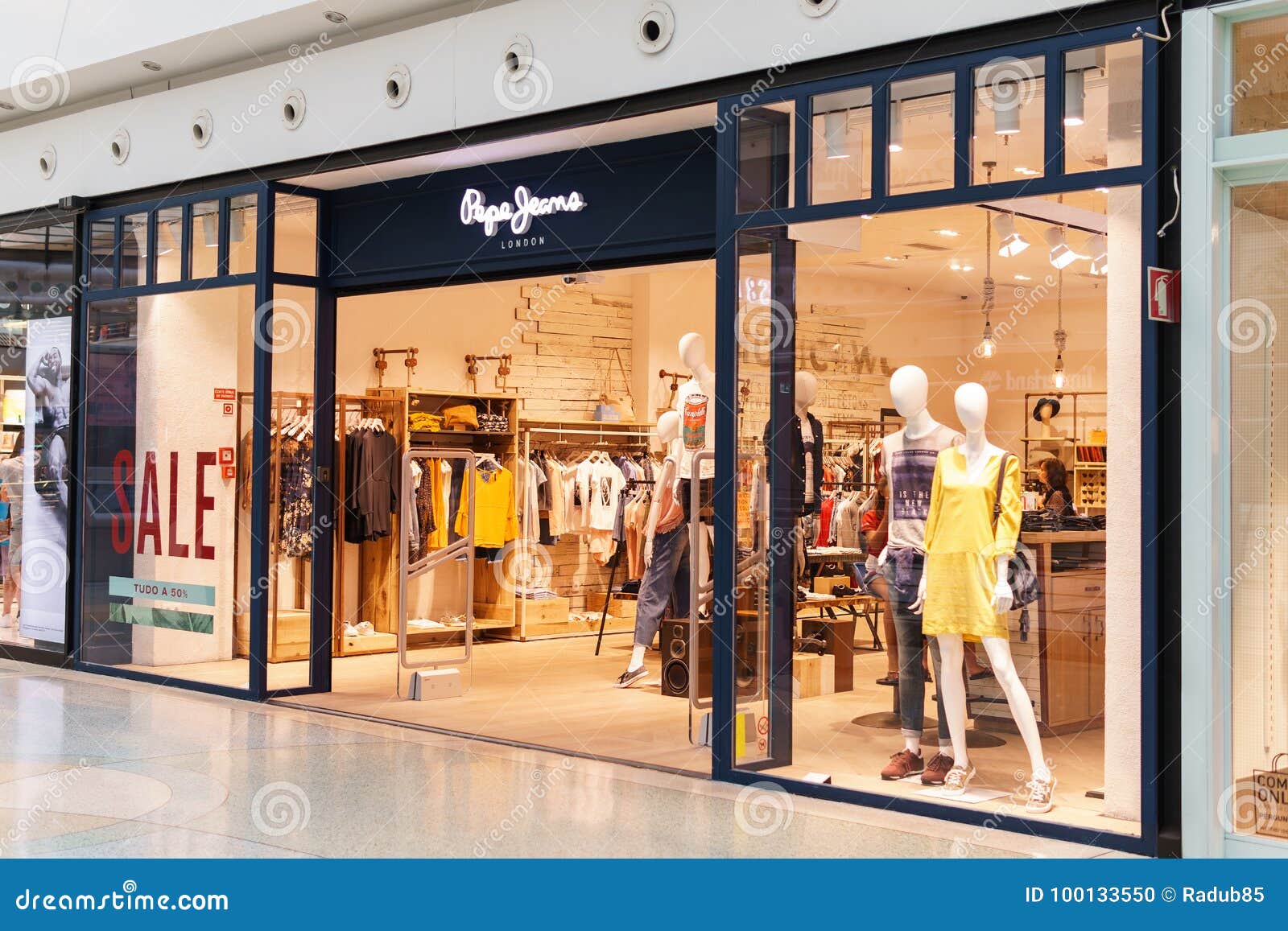 slow The Hotel midnight Pepe Jeans Store editorial image. Image of jeans, inside - 100133550
