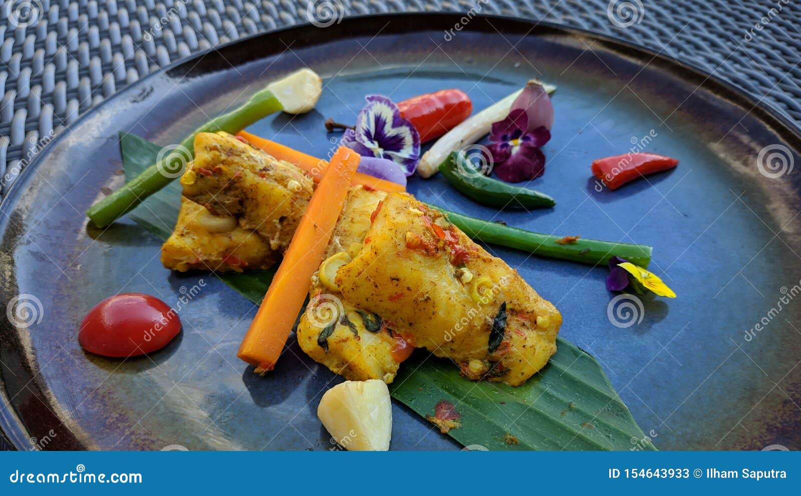 Pepes Ikan是印度尼西亚料理做法使用香蕉叶子当在花梢板材服务的食物包装库存图片 图片包括有美食 螺母