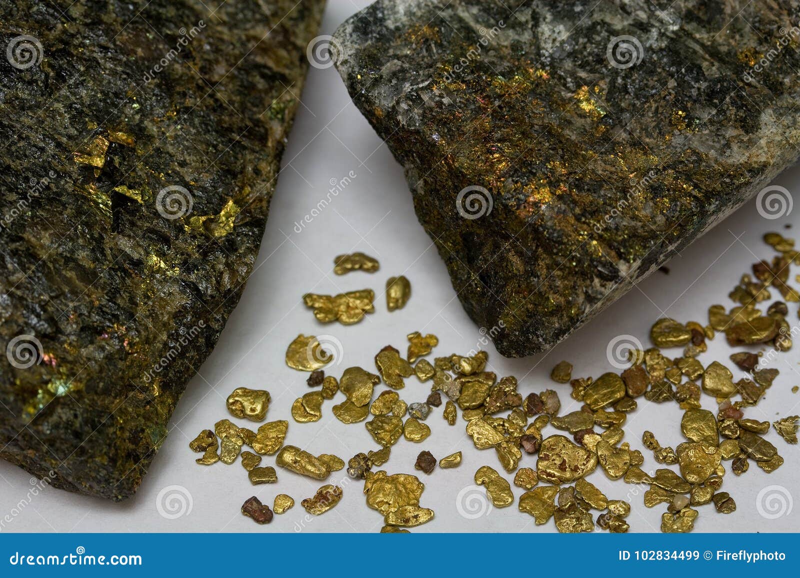 Pepitas de mina de ouro objeto de mineração de minério precioso