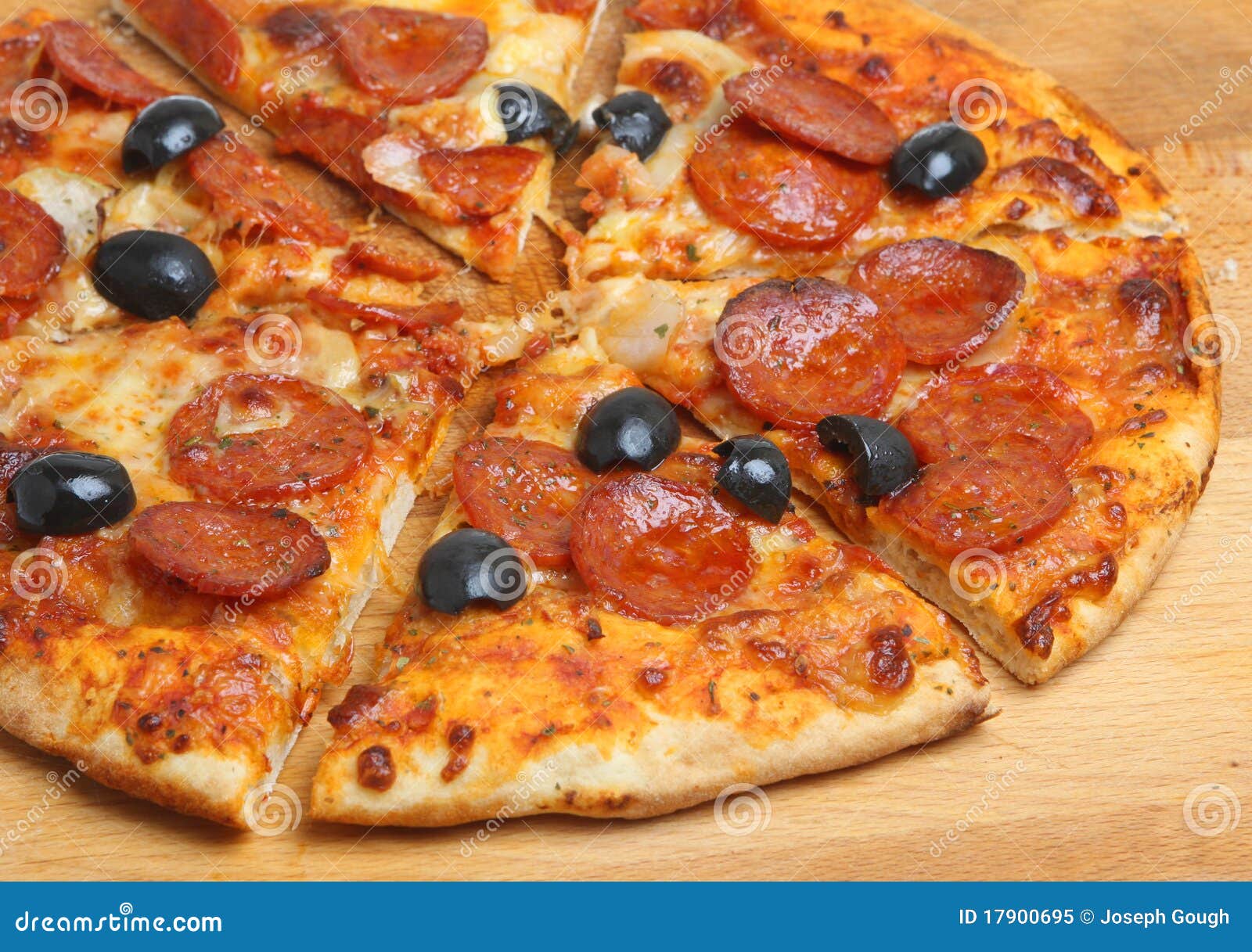 Pepperoni-Pizza mit Oliven stockbild. Bild von tomate - 17900695 Pepperoni-Pizza mit Oliven stockbild. Bild von tomate - 17900695