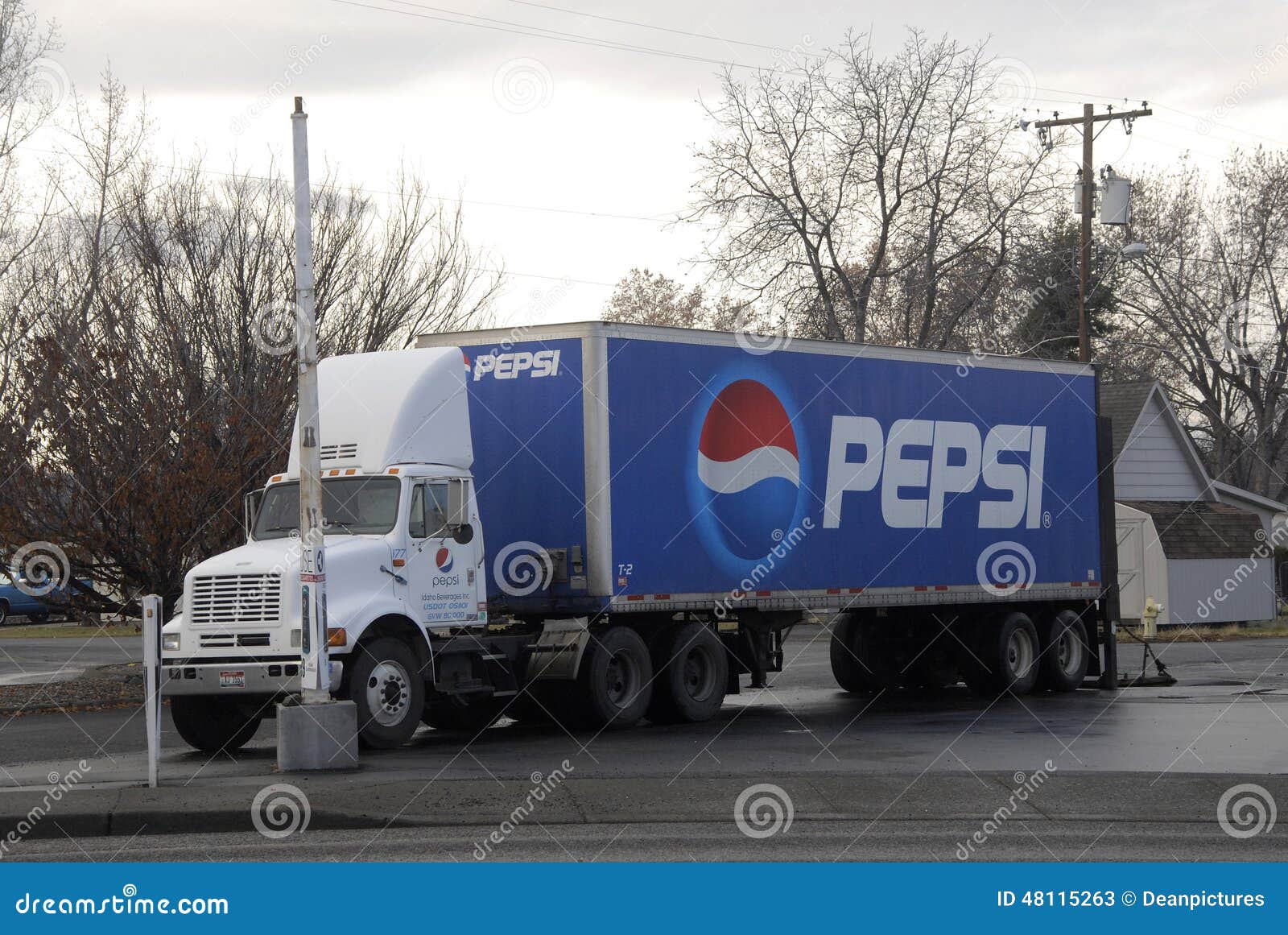 PEPSI ciężarówka. Lewiston miedziany Idaho odosobniony stary foki stan biel USA _Pepsi doręczeniowa ciężarówka parkująca    18 2014 Grudzień (fotografia dziekanem, Deanpictures Francis Joseph/)