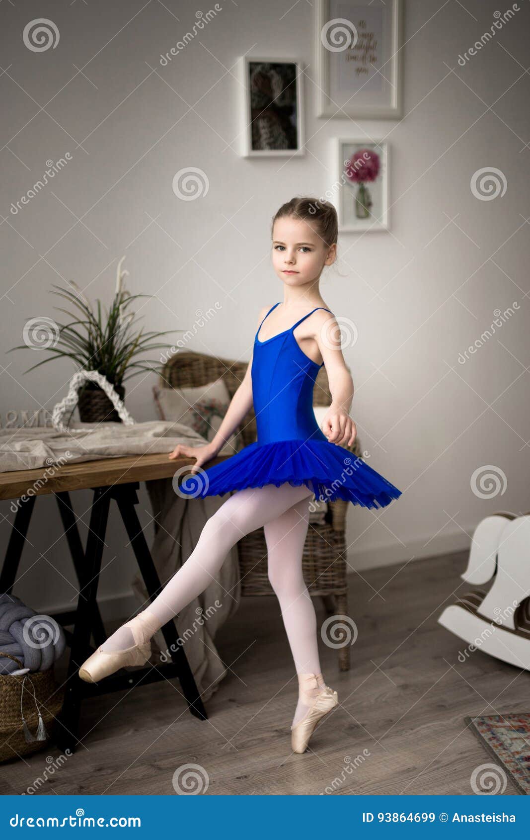 Bailarina Linda En Zapatos Azules Del Traje Y Del Pointe Del Ballet Imagen de archivo - Imagen de aptitud, bailando: 93864699