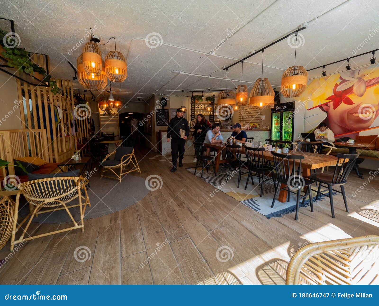 Pequeña Cafetería Con Decoración Moderna, Lámparas De Madera Colgadas Del  Techo Fotografía editorial - Imagen de interior, cultura: 186646747