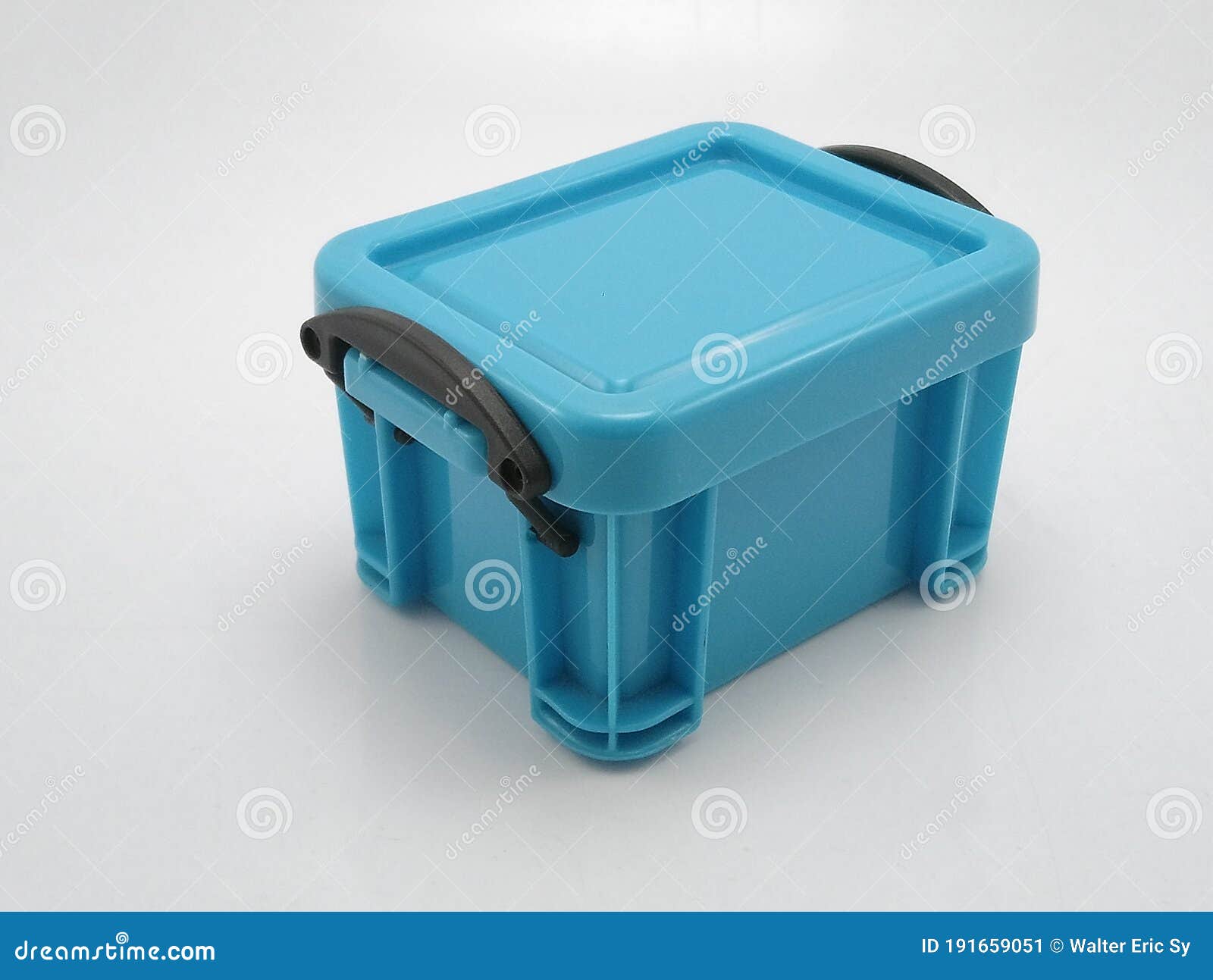 Pequeña Caja De Almacenamiento De Plástico Azul Con Tapa En La Parte Superior Y Cerraduras En Los Lados de archivo - Imagen de pila, objeto:
