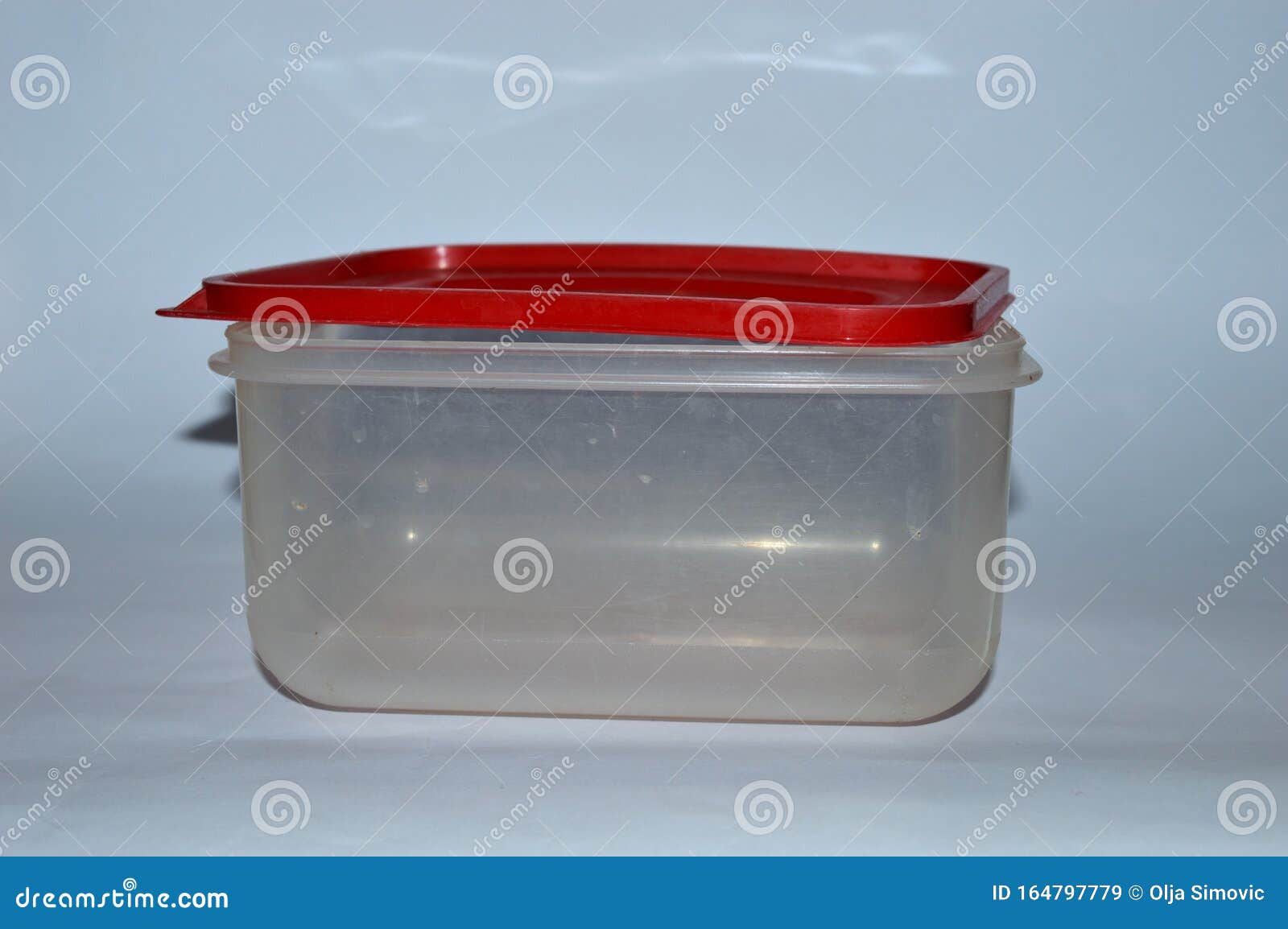 Pequeña Caja De Plástico Transparente Con Tapa Roja Imagen de