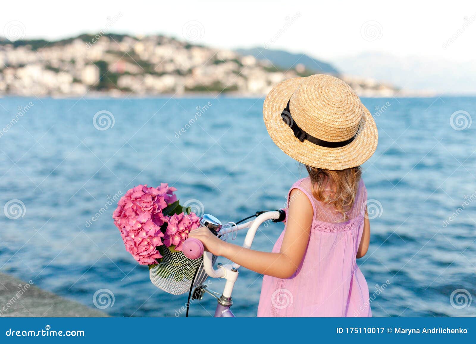 Contradecir Marcha atrás en Pequeña Dama Con Una Romántica Bicicleta Y Flores Rosas En La Playa De Mar. Una  Niña Con Sombrero De Paja Y Vestido En La Costa Imagen de archivo - Imagen  de momentos,