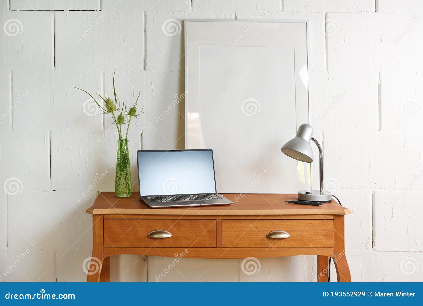 Pequeña Mesa Vintage De Madera Rojiza Con Lámpara De Escritorio Para  Ordenador Portátil Y Marco De Imagen Frente a Una Pared Blanc Imagen de  archivo - Imagen de vivir, consola: 193552929