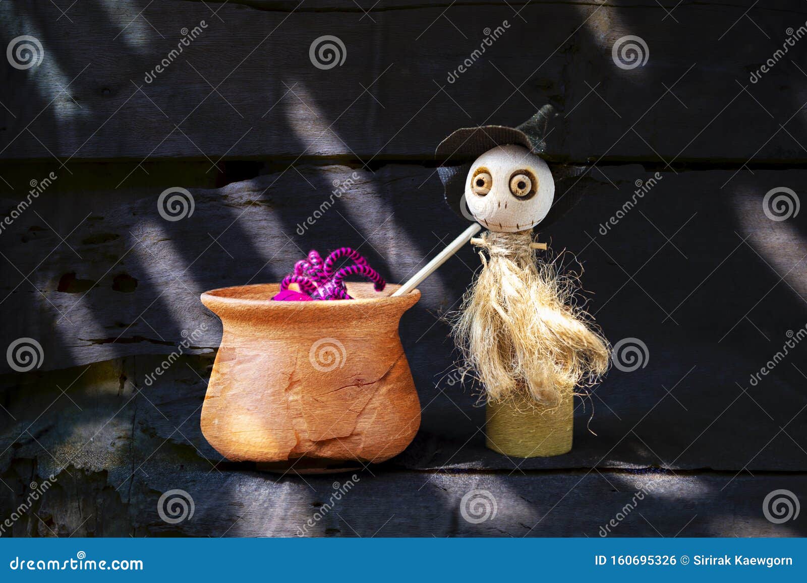 Pequeña Muñeca De Bruja De Madera Y Maceta De Arcilla Con Araña En El Interior, Veneno Fabricado Foto de archivo - Imagen de bruja, veneno: 160695326