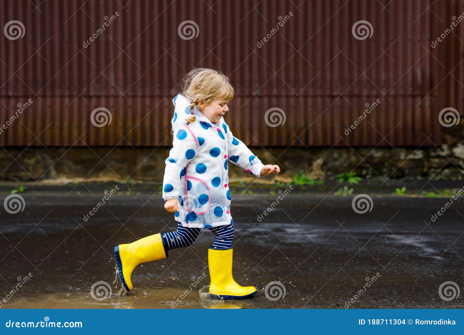 Pequeña Niña Pequeña Con Botas De Amarillas Corriendo Caminando Durante El En Un Día Lluvioso Nublado. Niño Feliz L Foto de archivo - Imagen de hija, piernas: