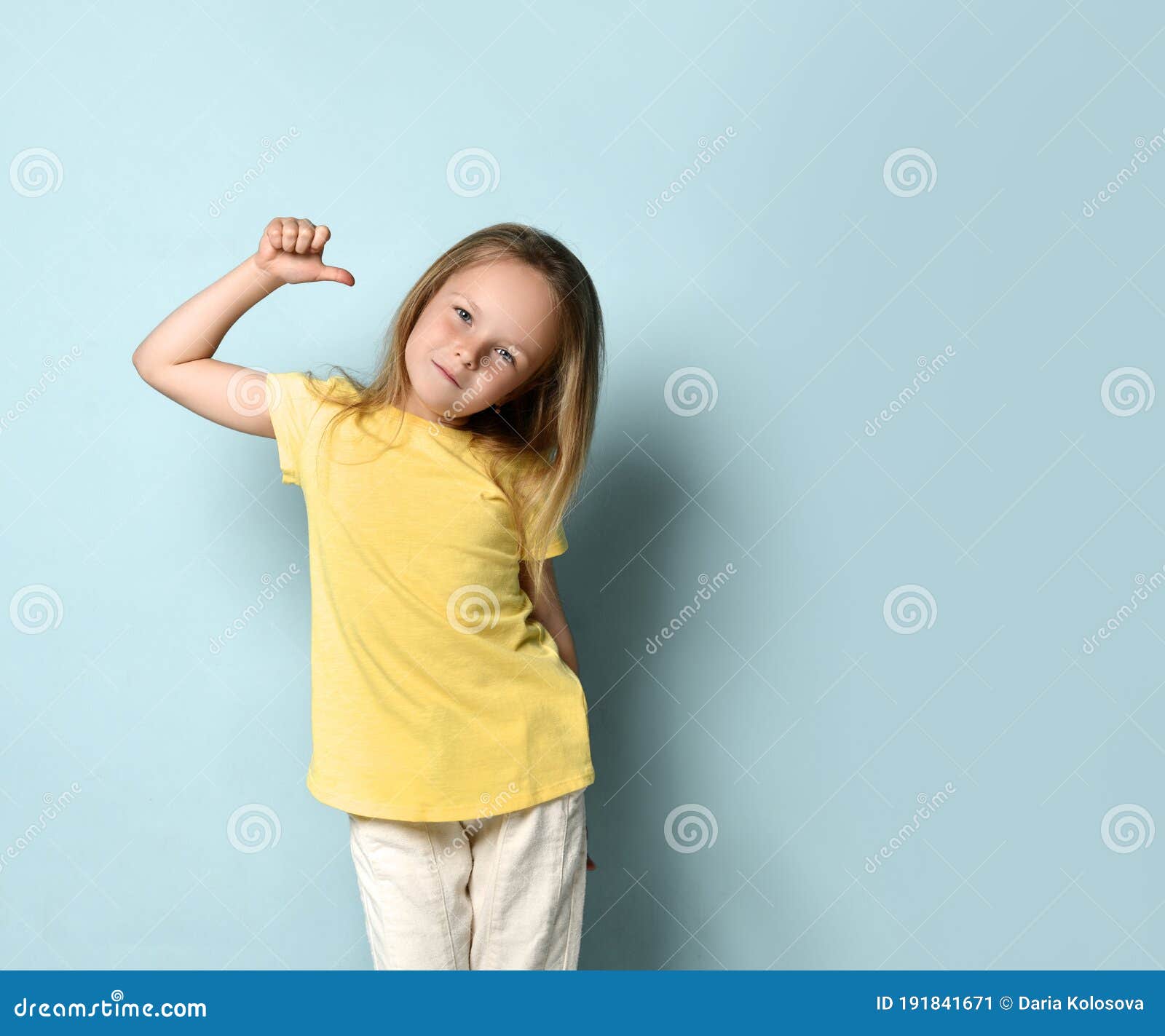 Pequeña Niña De Preescolar De Confianza En Sí Misma Posando Con Camiseta  Amarilla Y Con Los Pulgares Hacia Ella. Cintura Aislada E Imagen de archivo  - Imagen de modelo, mejor: 191841671