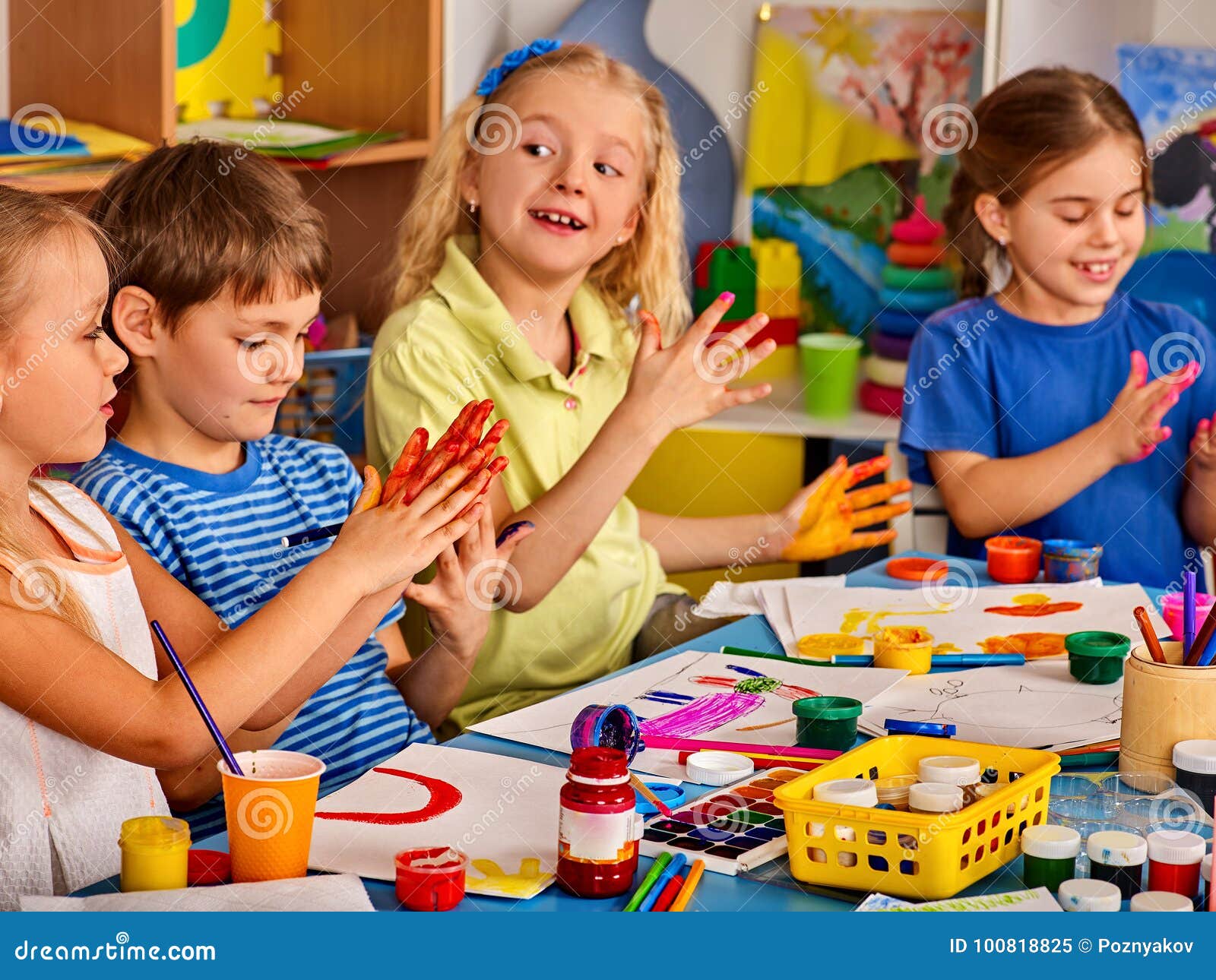 Pequeños Estudiantes De Pintura En La Escuela De Arte De Clase