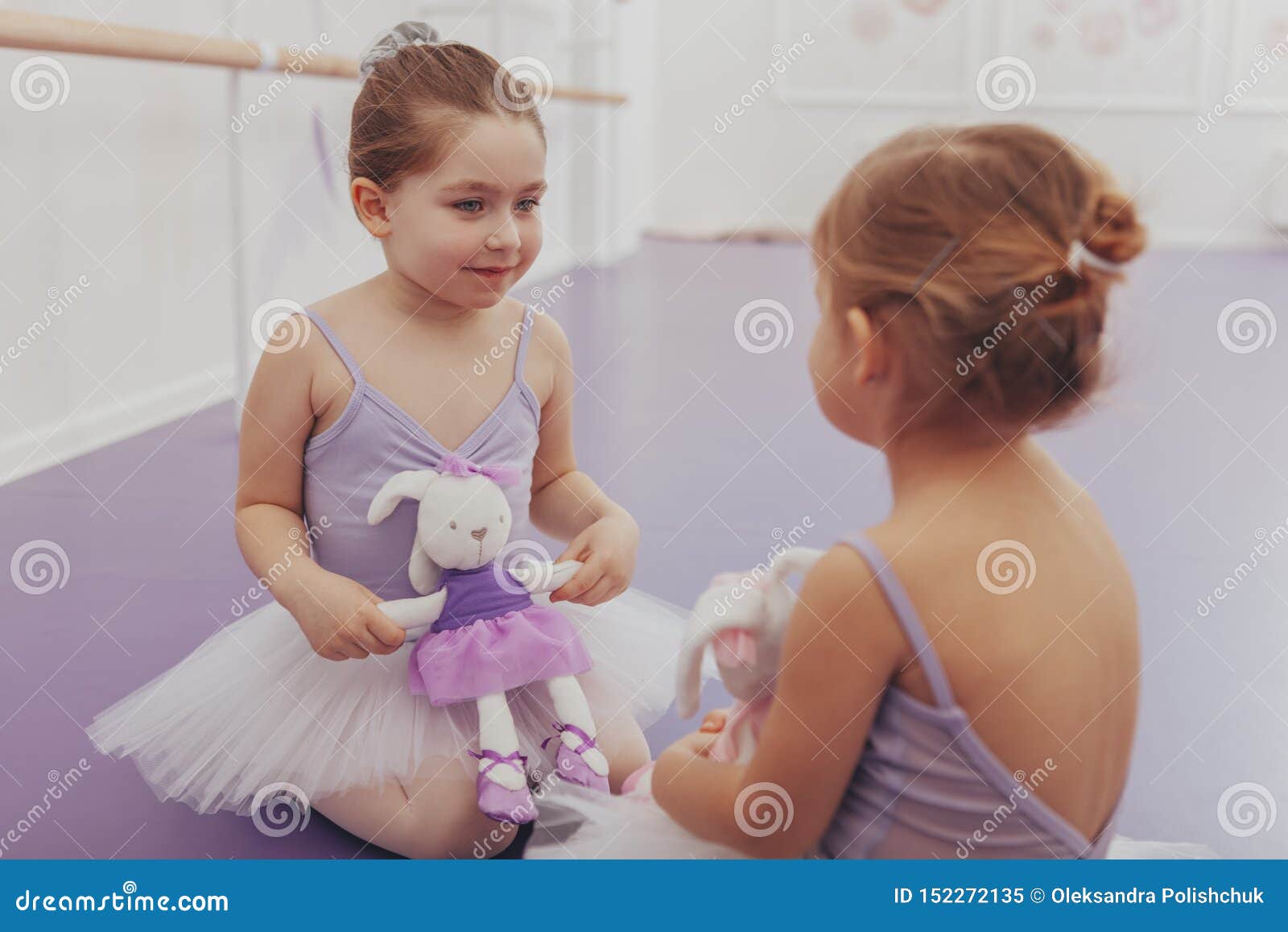 Pequeñas Bailarinas Preciosas En El Estudio De La Danza Foto de archivo -  Imagen de activo, felicidad: 152272040