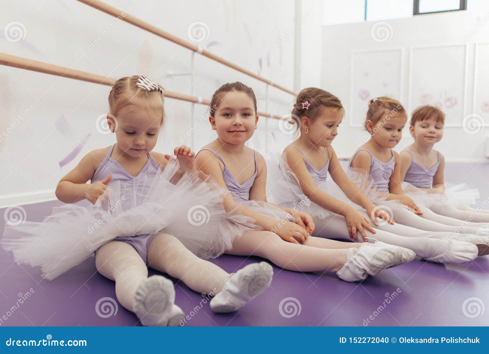 Pequeñas Bailarinas Preciosas En El Estudio De La Danza Foto de archivo -  Imagen de activo, felicidad: 152272040