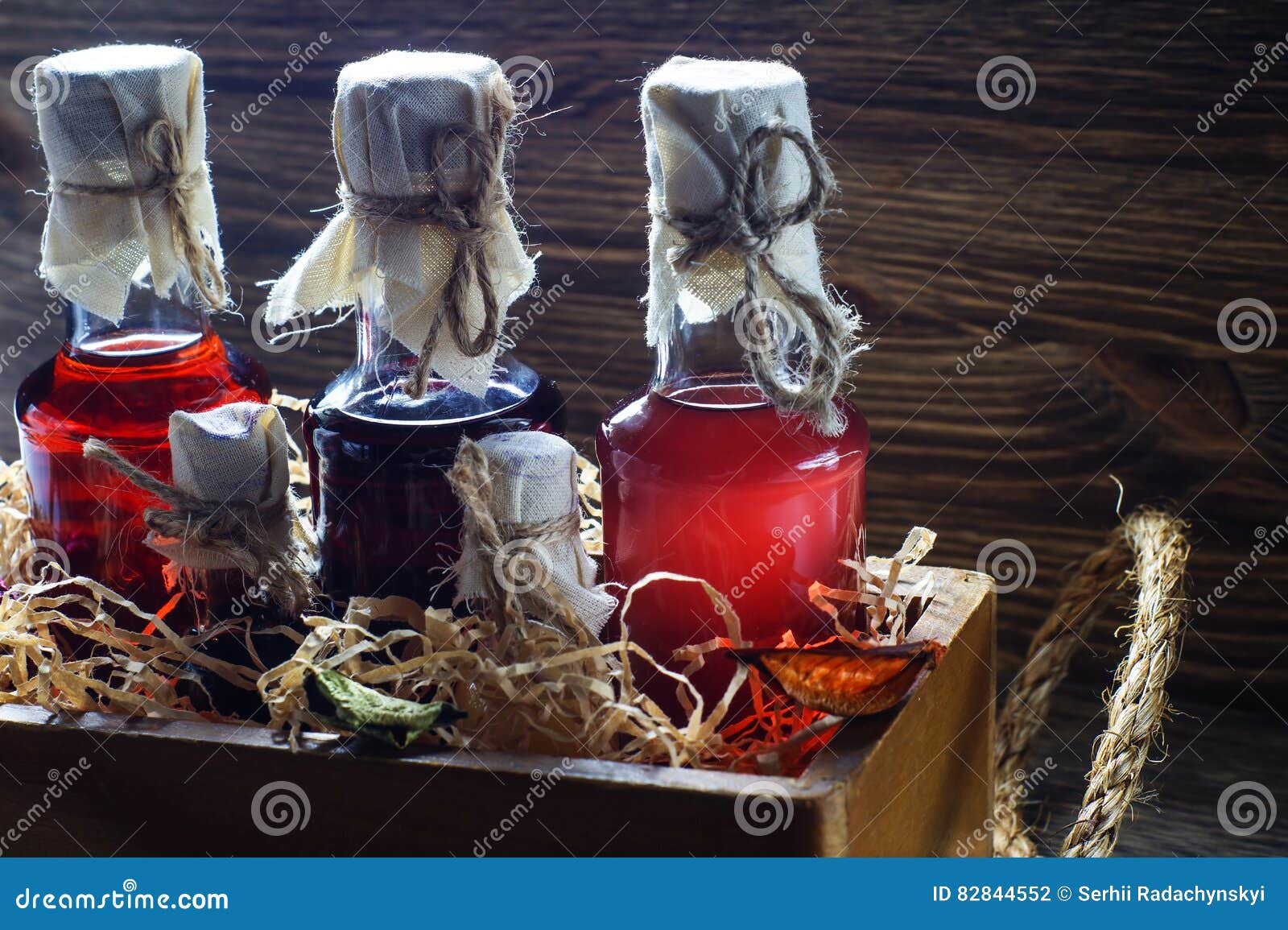 Pequeñas Botellas De Licor En Una Caja De Madera Foto de archivo - Imagen  de lagar, licores: 82844552