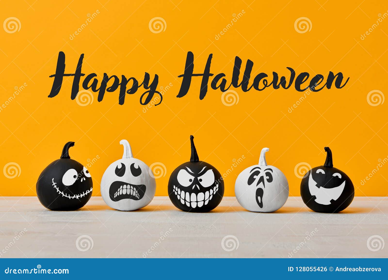 Pequeñas Calabazas Blancos Y Negros Lindas De Halloween Con Las Expresiones Faciales Divertidas Que Se Colocan De Lado a Lado En Foto de archivo - Imagen de copia, fondo: 128055426 Pequeñas Calabazas Blancos Y Negros Lindas De Halloween Con Las Expresiones Faciales Divertidas Que Se Colocan De Lado a Lado En Foto de archivo - Imagen de copia, fondo: 128055426