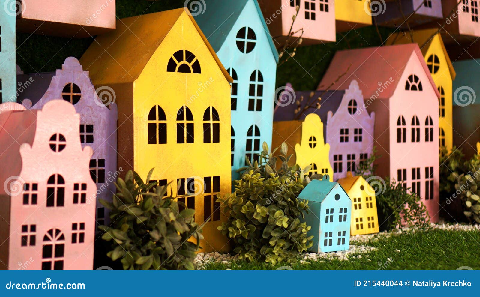 Pequeñas Casas Coloridas De Cartón Hechas a Mano. Foto de archivo - Imagen  de fondo, azotea: 215440044