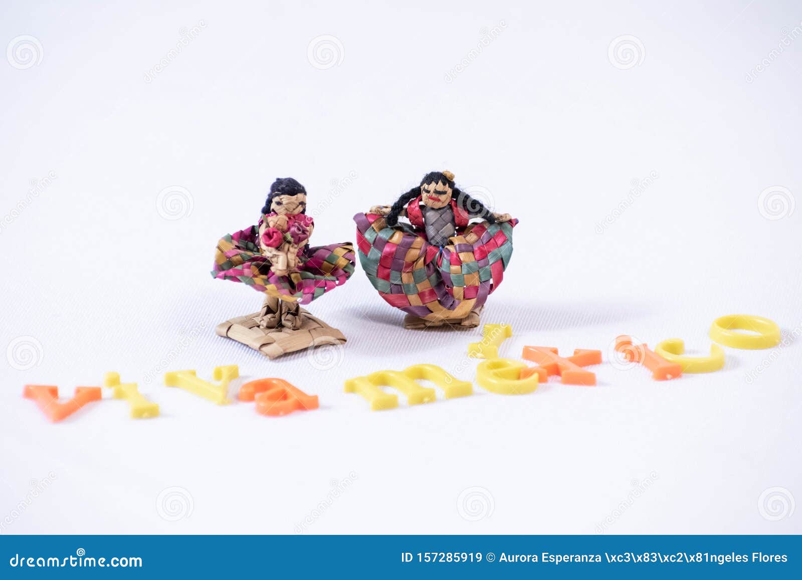 Pequeñas Muñecas Mexicanas Tradicionales Imagen de archivo - Imagen de muñecas, tradicionales: 157285919