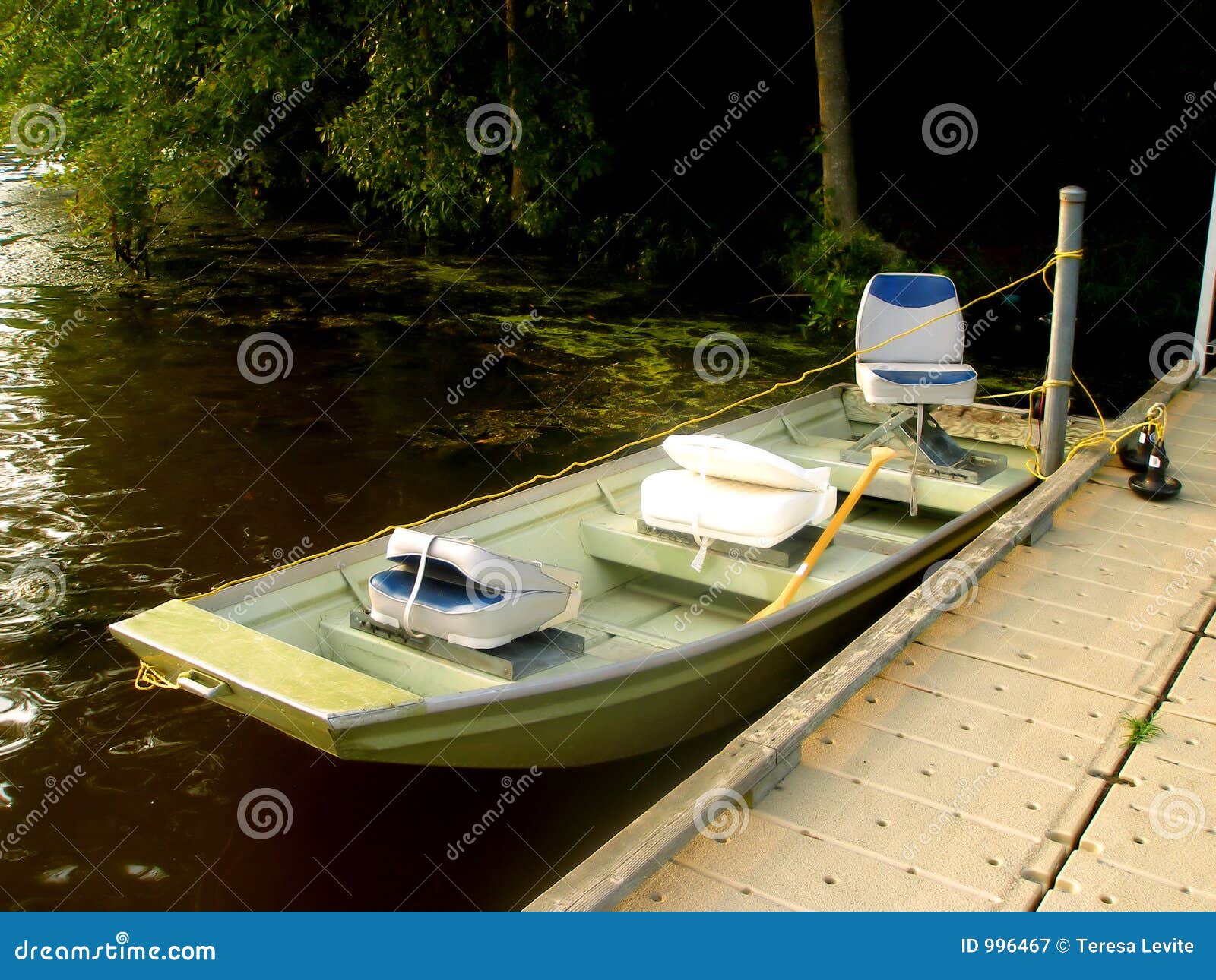 Pequeño Barco De La Pesca Deportiva En El Lago Imagen de archivo