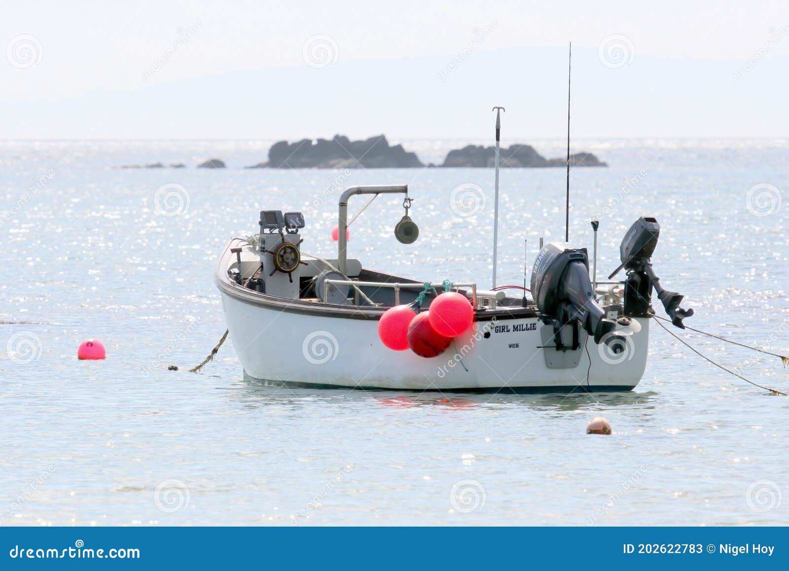 Pequeño Barco De Pesca Con Ancla Foto de archivo editorial - Imagen de  amarradura, abierto: 202622783