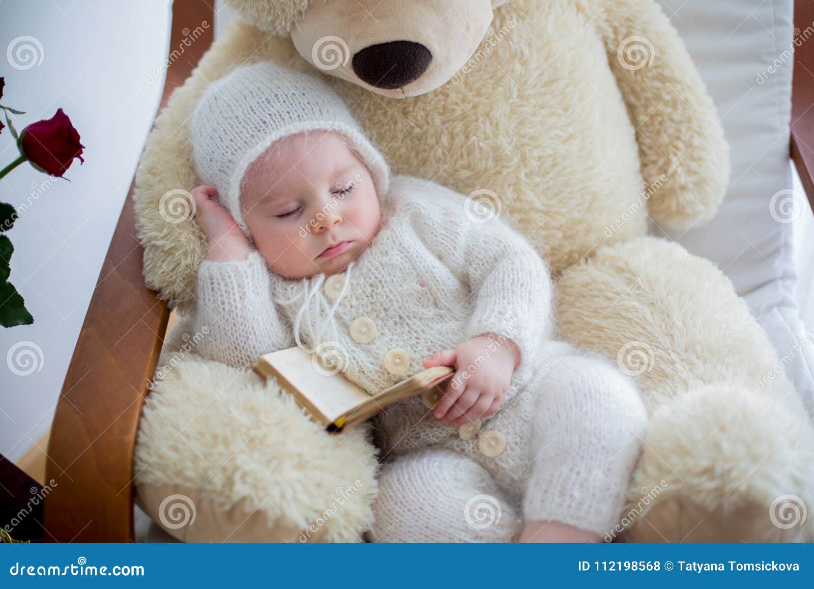 Pequeno Bebe Dulce Durmiendo Con El Oso De Peluche Enorme En Armc Grande Foto De Archivo Imagen De Dormitorio Total Pequeno Bebe Dulce Durmiendo Con El Oso De Peluche Enorme En Armc Grande Foto De Archivo Imagen De Dormitorio Total