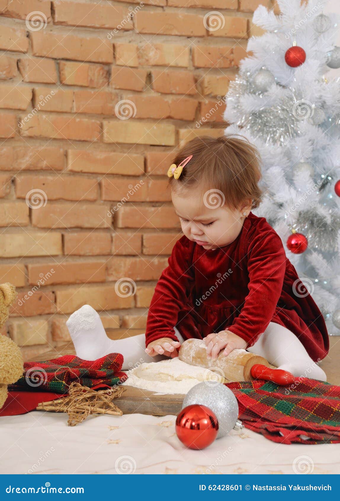 Pequeño Bebé El Vestido Rojo Que Hace Las Galletas Para La Navidad Imagen archivo - Imagen invierno, alineada: 62428601