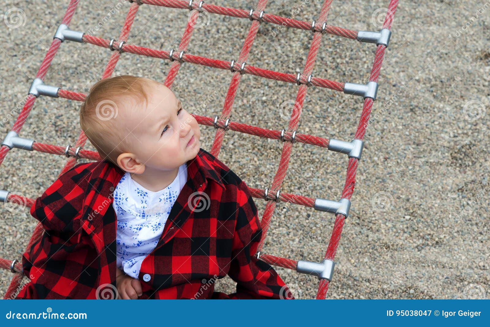 Bebé Lindo En Una Camisa a Cuadros Roja Imagen de - Imagen de cara, cabrito: 95038047
