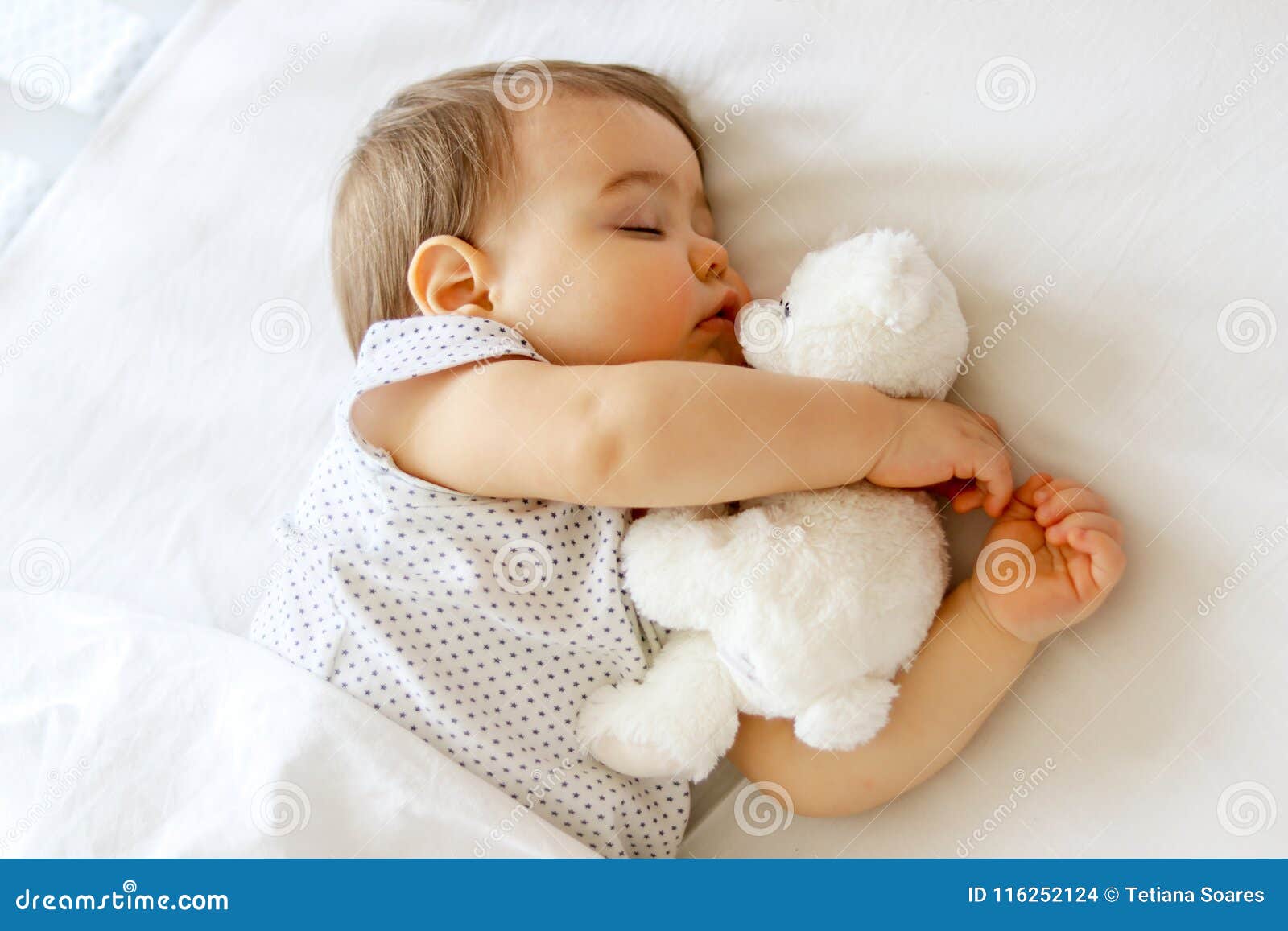 Cute Bebé Recién Nacido Duerme Con Un Juguete Del Oso De Peluche Blanco  Fotos, retratos, imágenes y fotografía de archivo libres de derecho. Image  51236154