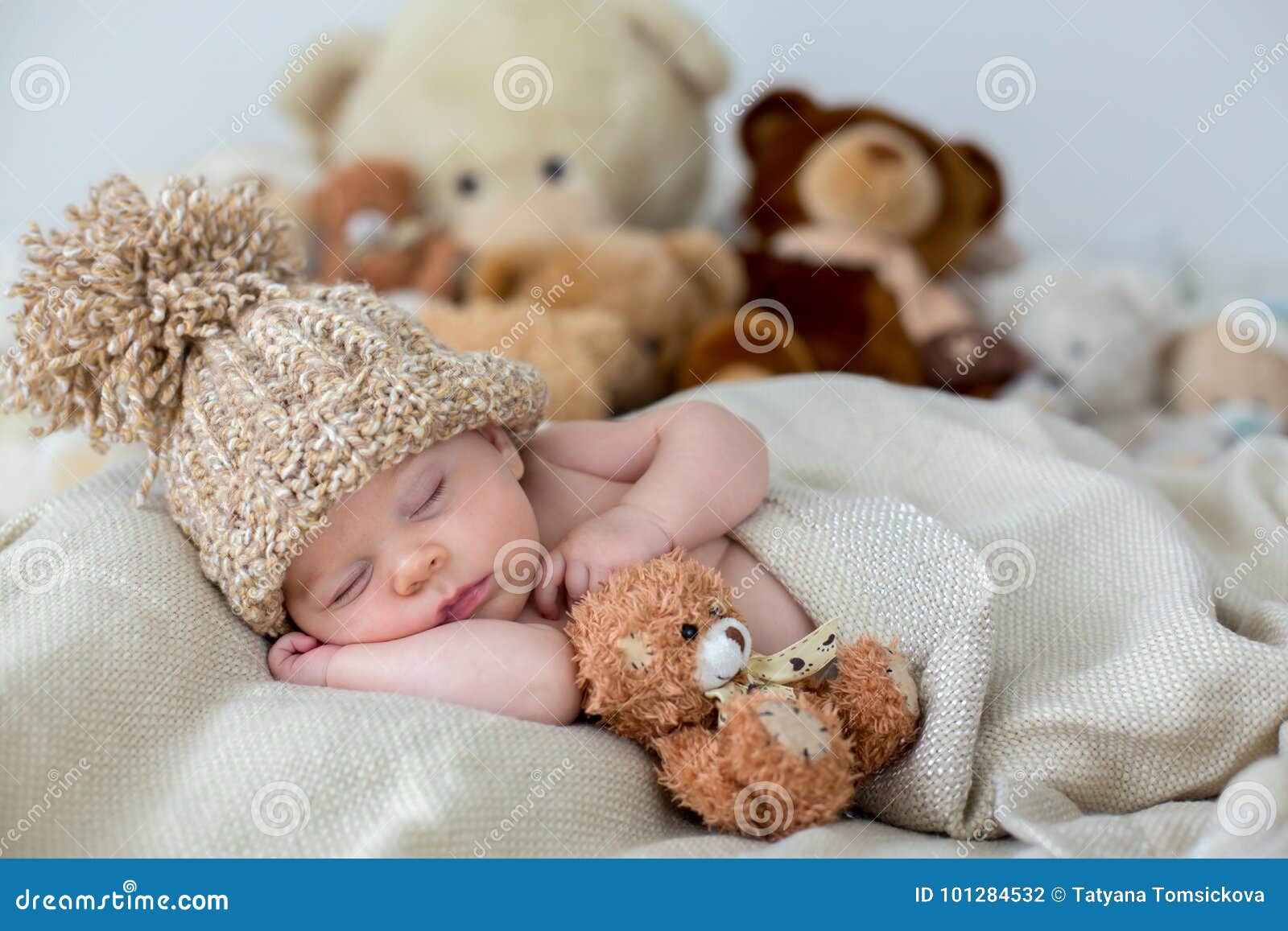 Bebé Recién Nacido Con El Oso De Peluche Imagen de archivo