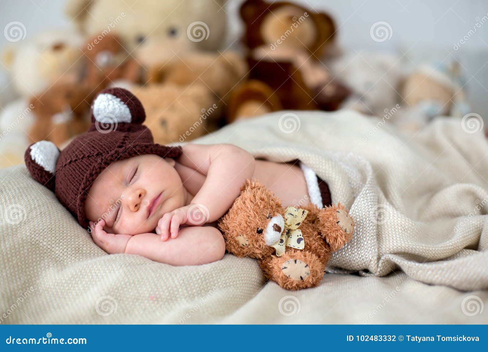 Pequeño Bebé Recién Nacido, Durmiendo Con El Oso De Peluche En Casa En Cama  Foto de archivo - Imagen de condiciones, lindo: 102483332