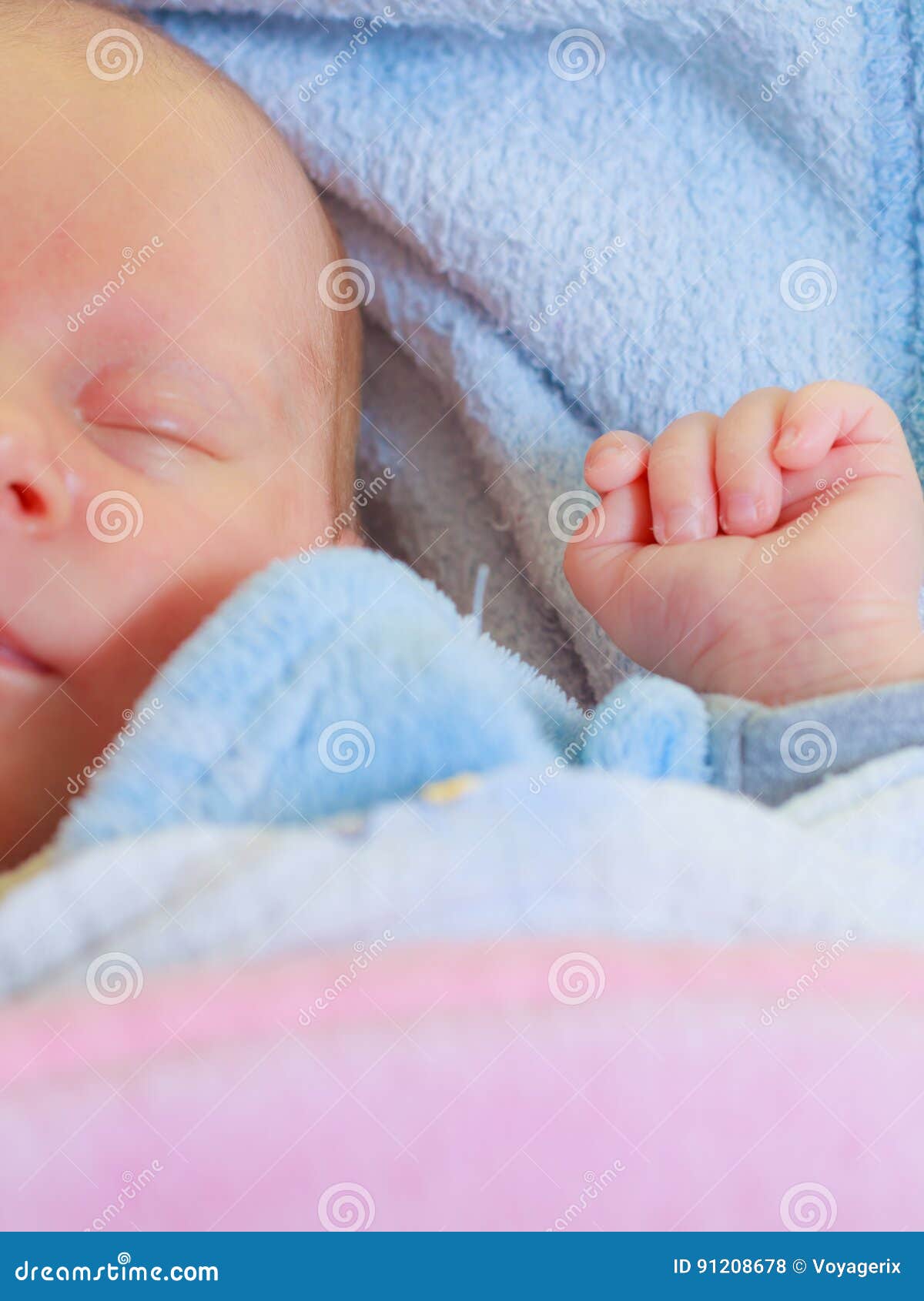 Pequeño Bebé Recién Nacido Que Duerme Tranquilamente En Manta Foto de  archivo - Imagen de lindo, poco: 91208678