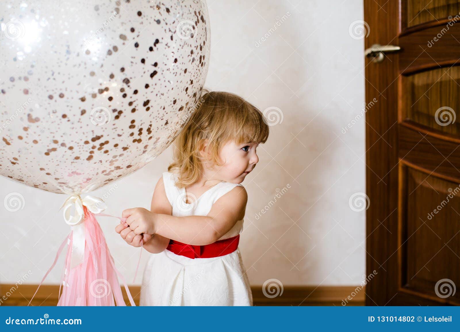 Pequeño Bebé Rubio Dos Años Con Los Globos Grandes Del Rosa Y Blancos En Su  Fiesta De Cumpleaños Foto de archivo - Imagen de interesante, celebre:  130670974