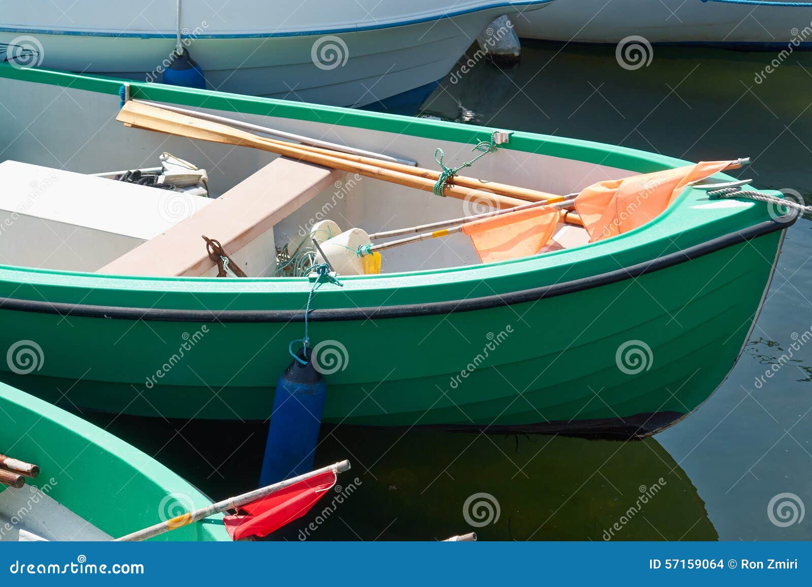 Pequeño Bote Verde Del Barco De Pesca Foto de archivo - Imagen de pesca,  pescador: 57159064