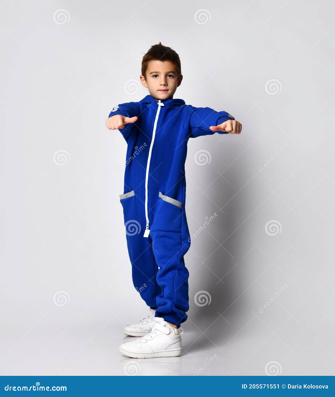 Pequeño Escolar Con Un Cálido Traje Deportivo Azul Que Va a