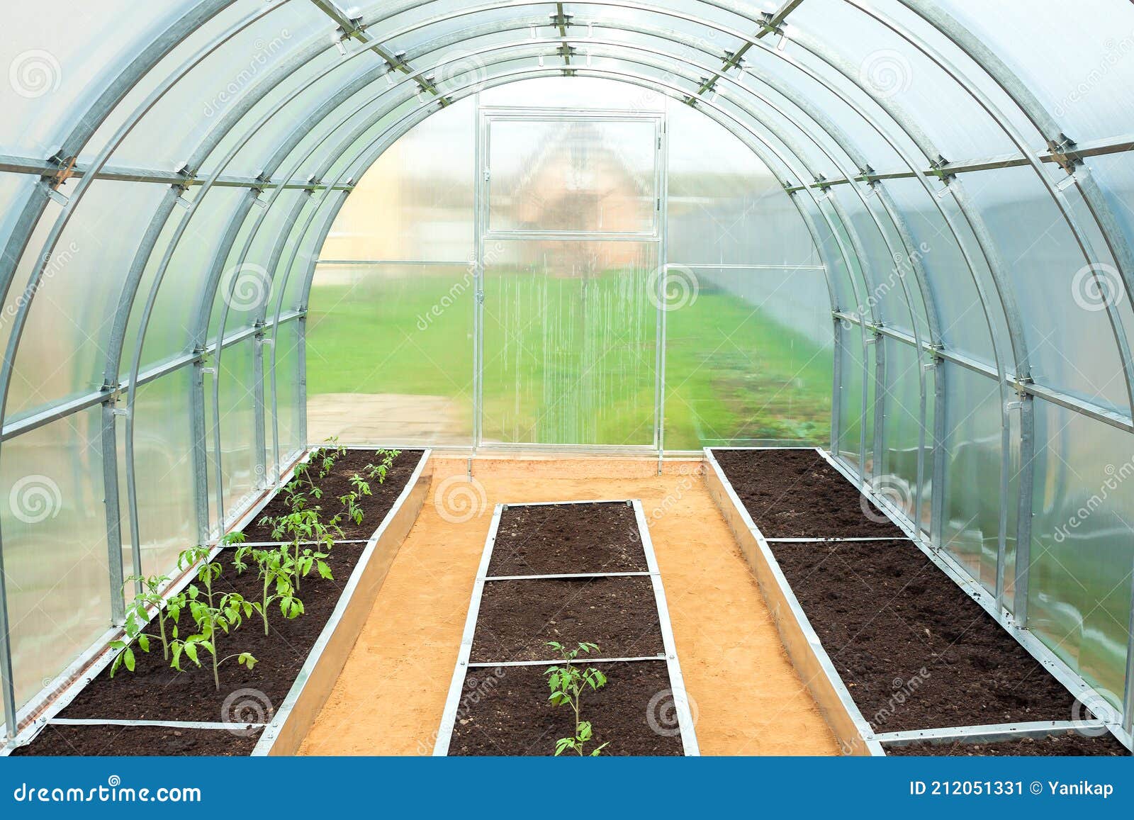 Pequeño Invernadero De Policarbonato En Patio Trasero En Jardín Imagen de  archivo - Imagen de crezca, horticultura: 212051331