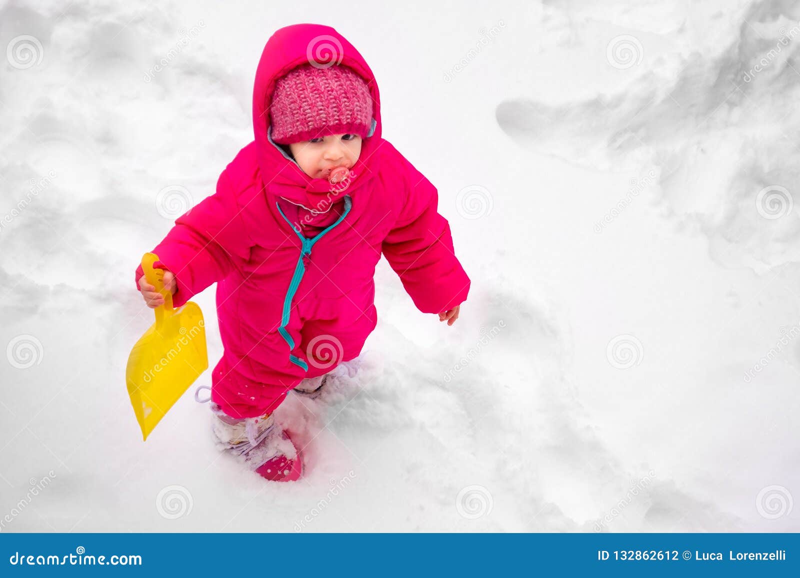 Pequeño Invierno Del Traje De Esquí Del Niño Del De La Nieve Del Juego De La Opinión Bebé Foto de archivo - Imagen de cucharada, bebé: 132862612