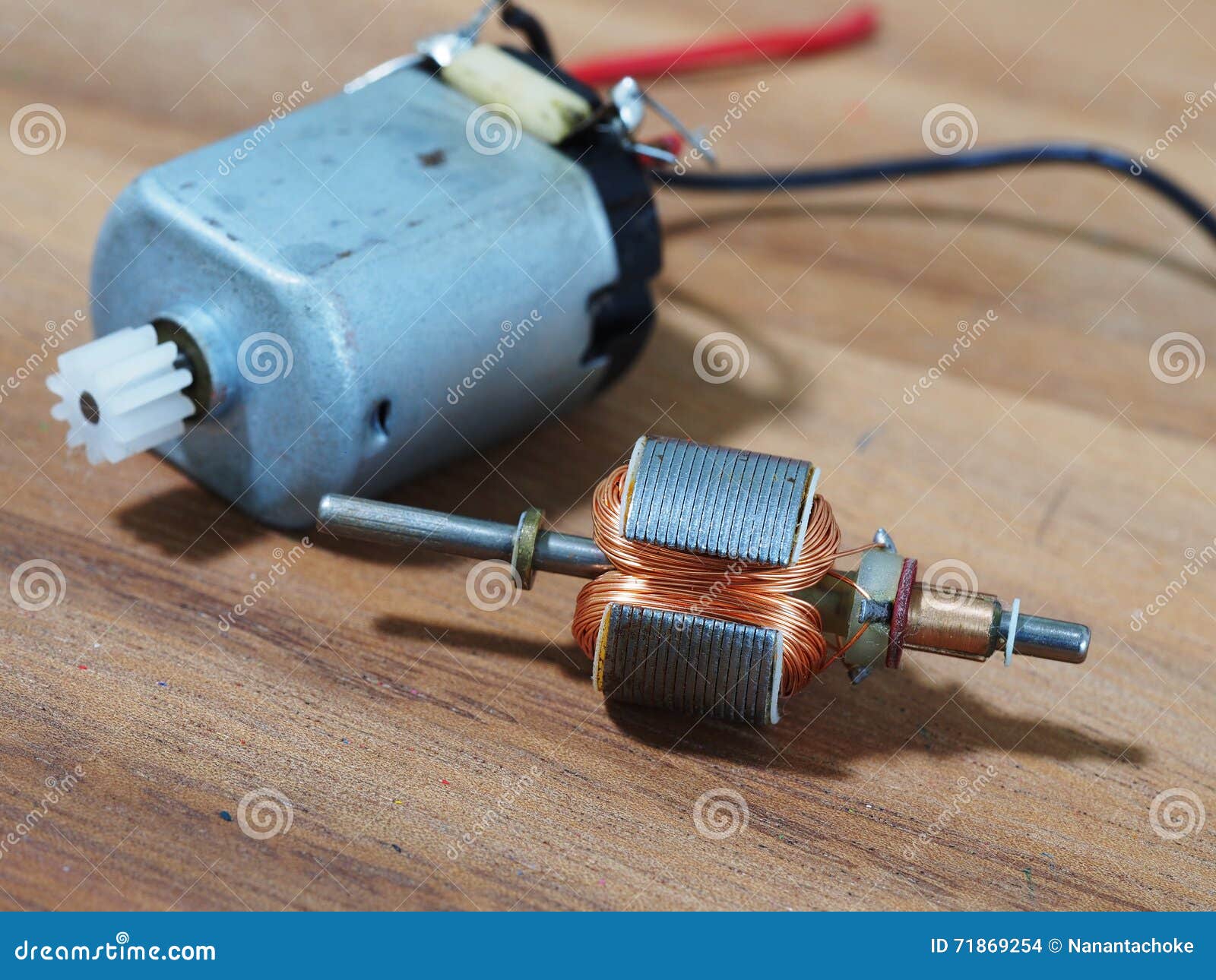 Pequeño motor eléctrico foto de archivo. Imagen de electricidad - 71869378