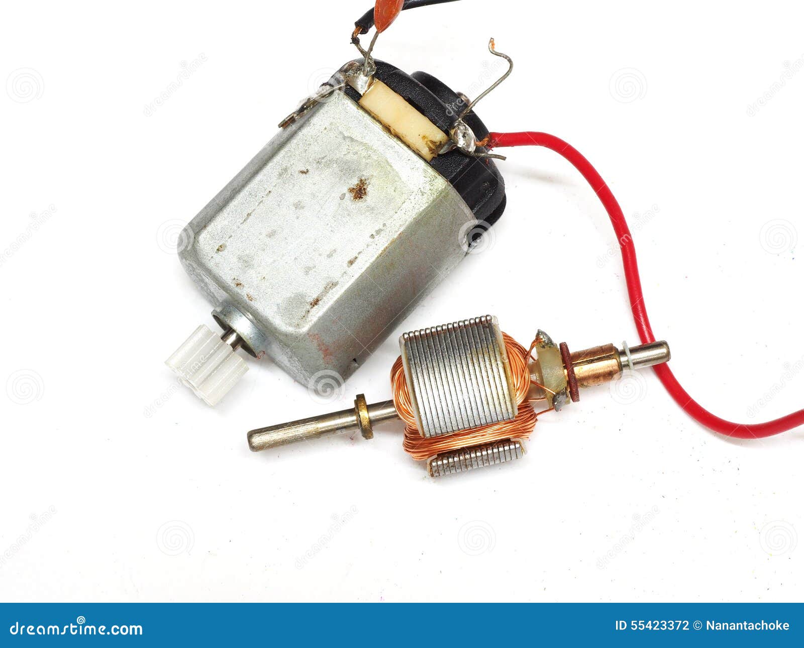 Pequeño Motor Eléctrico Aislado En El Fondo Blanco Foto de archivo - Imagen  de juguete, electricidad: 55423372