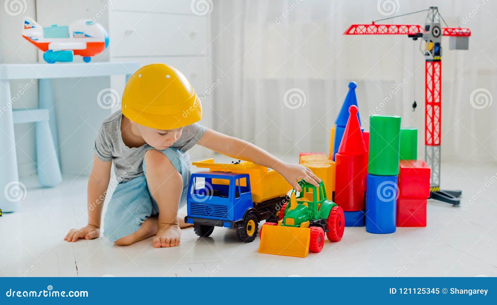 Pequeño Niño 4 Años, Jugando Con Un Gran Número De Juguetes Plásticos  Coloridos En El Cuarto, Construcción De Diverso Imagen de archivo - Imagen  de alegre, sitio: 121125345