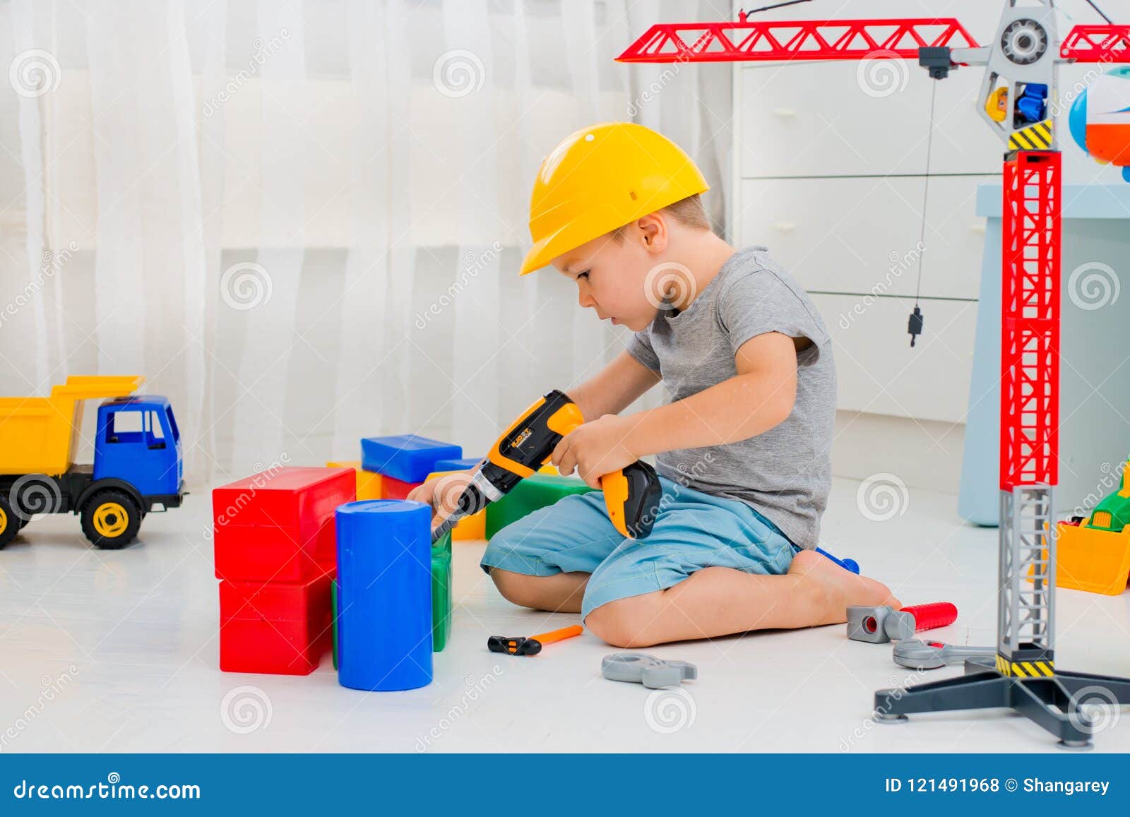 Pequeño Niño 4 Años, Jugando Con Un Gran Número De Juguetes