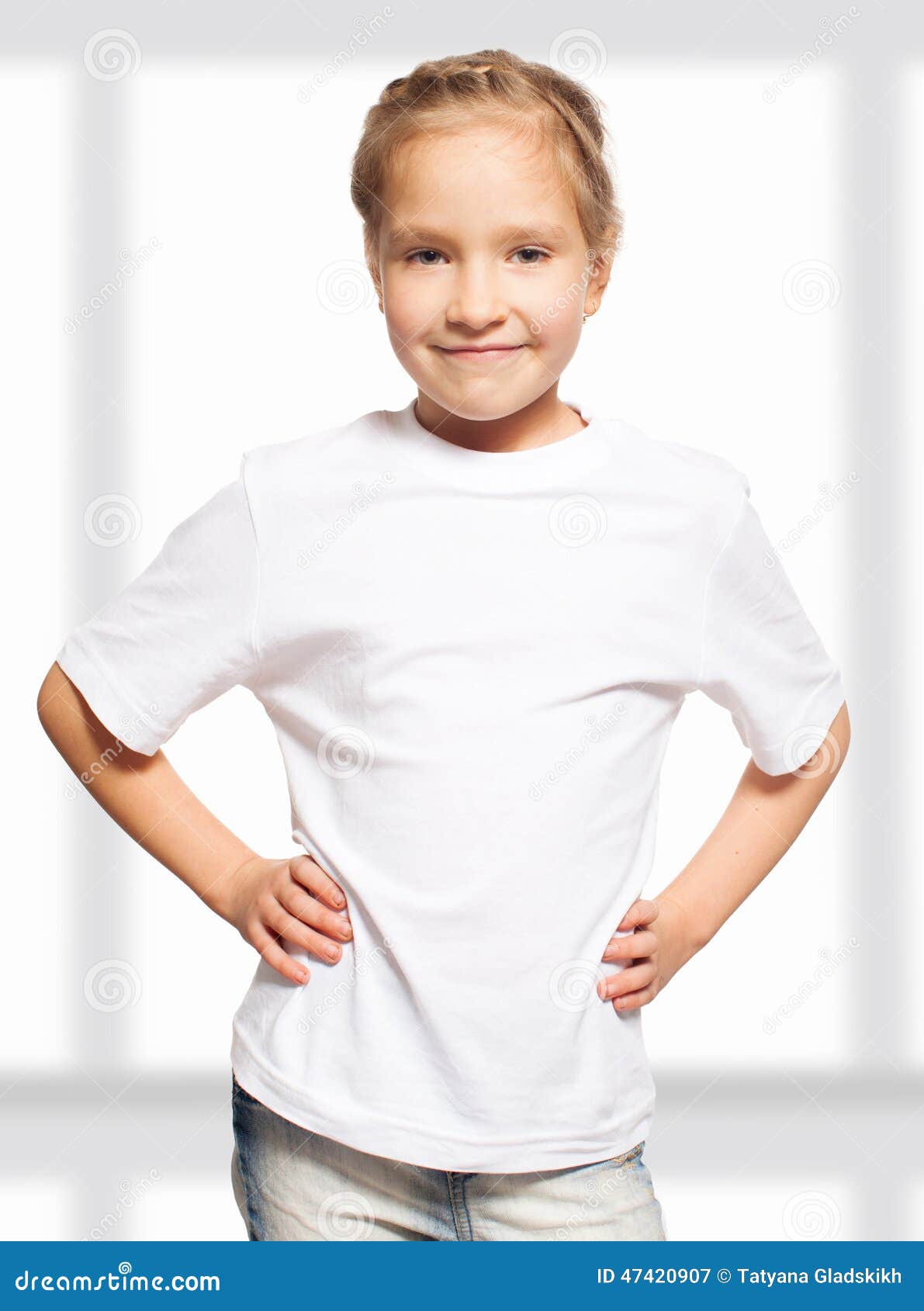 Pequeño Niño En La Camiseta Blanca Imagen de archivo - Imagen de espacio,  vaqueros: 47420907